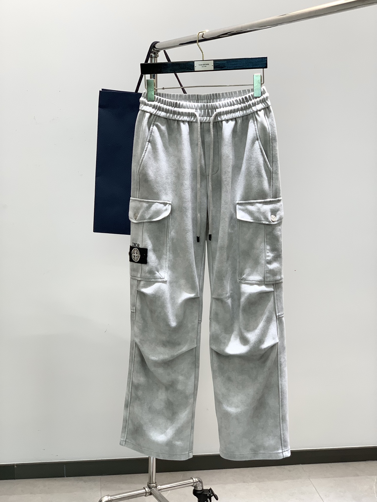 NO:133793,,Dior Dior, new spring products, available at the same time for counters, simple and fashionable casual pants, original imported fabric, comfortable and breathable, top-grade embroidery craft letter pattern decoration logo, original hardware and auxiliary decoration, extremely high-end, unique design, fashionable and handsome on the upper body!  2 colors recommended, code number M-4XL, dior, dior, alexander wang19860909,Dior 迪奥, 春季新品,专柜同步有售,简约时尚休闲裤,原版进口面料,舒适透气,顶级刺绣工艺字母图案装饰logo,原版五金辅料装饰,档次极高,独特设计,上身时尚帅气！2色推荐,码数M-4XL,,dior,dior,alexander wang,Men's clothing