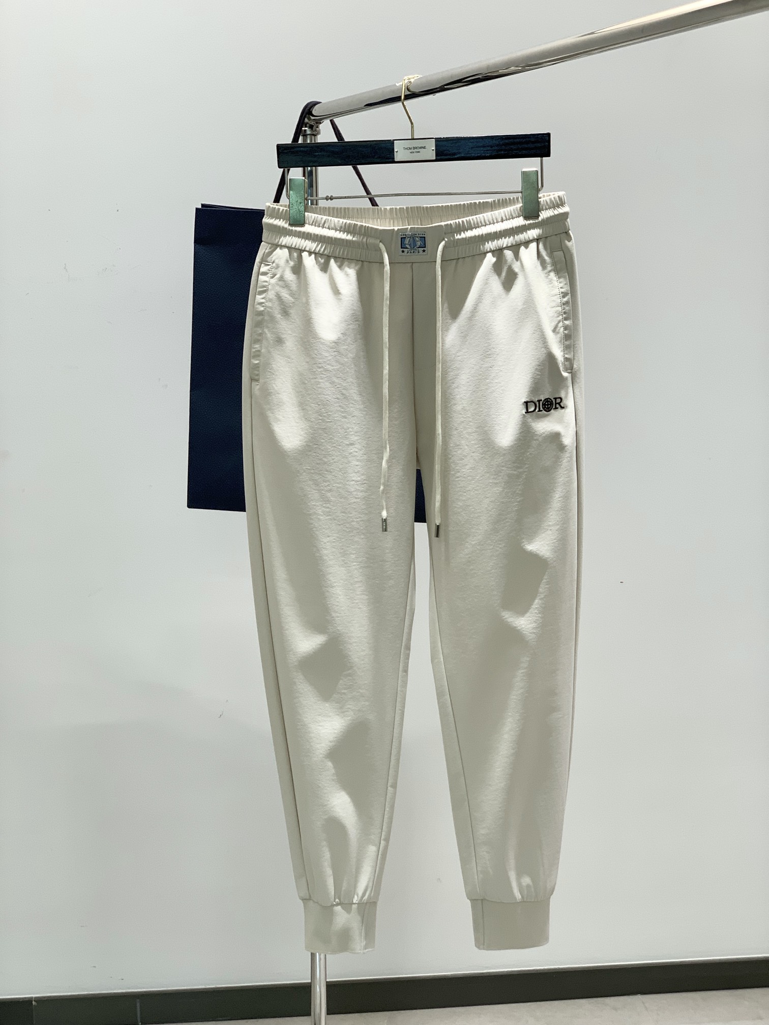 NO:133799,,Dior Dior, 2025 spring new product, available at the same time for counters, simple and fashionable casual pants, original imported fabric, comfortable and breathable, top-grade embroidery craft letter pattern decoration logo, original hardware and auxiliary decoration, extremely high-end, unique design, fashionable and handsome on the upper body!  2 colors recommended, code number M-4XL, dior, dior, alexander wang19860909,Dior 迪奥, 2025春季新品,专柜同步有售,简约时尚休闲裤,原版进口面料,舒适透气,顶级刺绣工艺字母图案装饰logo,原版五金辅料装饰,档次极高,独特设计,上身时尚帅气！2色推荐,码数M-4XL,,dior,dior,alexander wang,Men's clothing