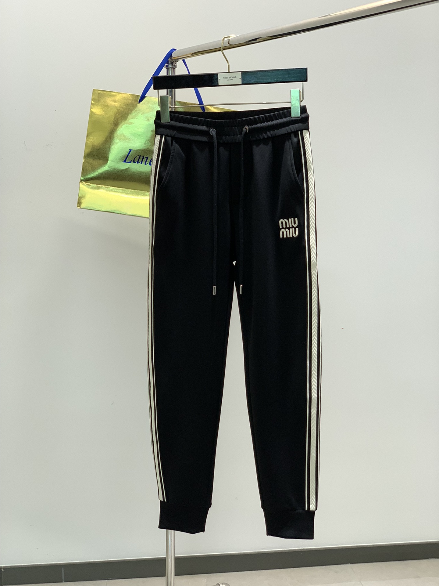 NO:133783,,miu miu miu spring 2025 latest products, special counters are available at the same time, original singles, fashionable and casual trousers, imported original fabrics, comfortable and breathable upper body, top-grade embroidery craft letter pattern decoration logo, original hardware and auxiliary materials decoration, extremely high grade, comfortable and versatile, handsome upper body, M-4XL,,miu, alexander wang19860909,miu miu 2025春季最新品,专柜同步有售,原单狠货,时尚休闲长裤,进口原版面料,上身舒适透气,顶级刺绣工艺字母图案装饰logo,原版五金辅料装饰,档次极高,舒适百搭,上身帅气十足,码数M-4XL,,miumiu,alexander wang,Men's clothing