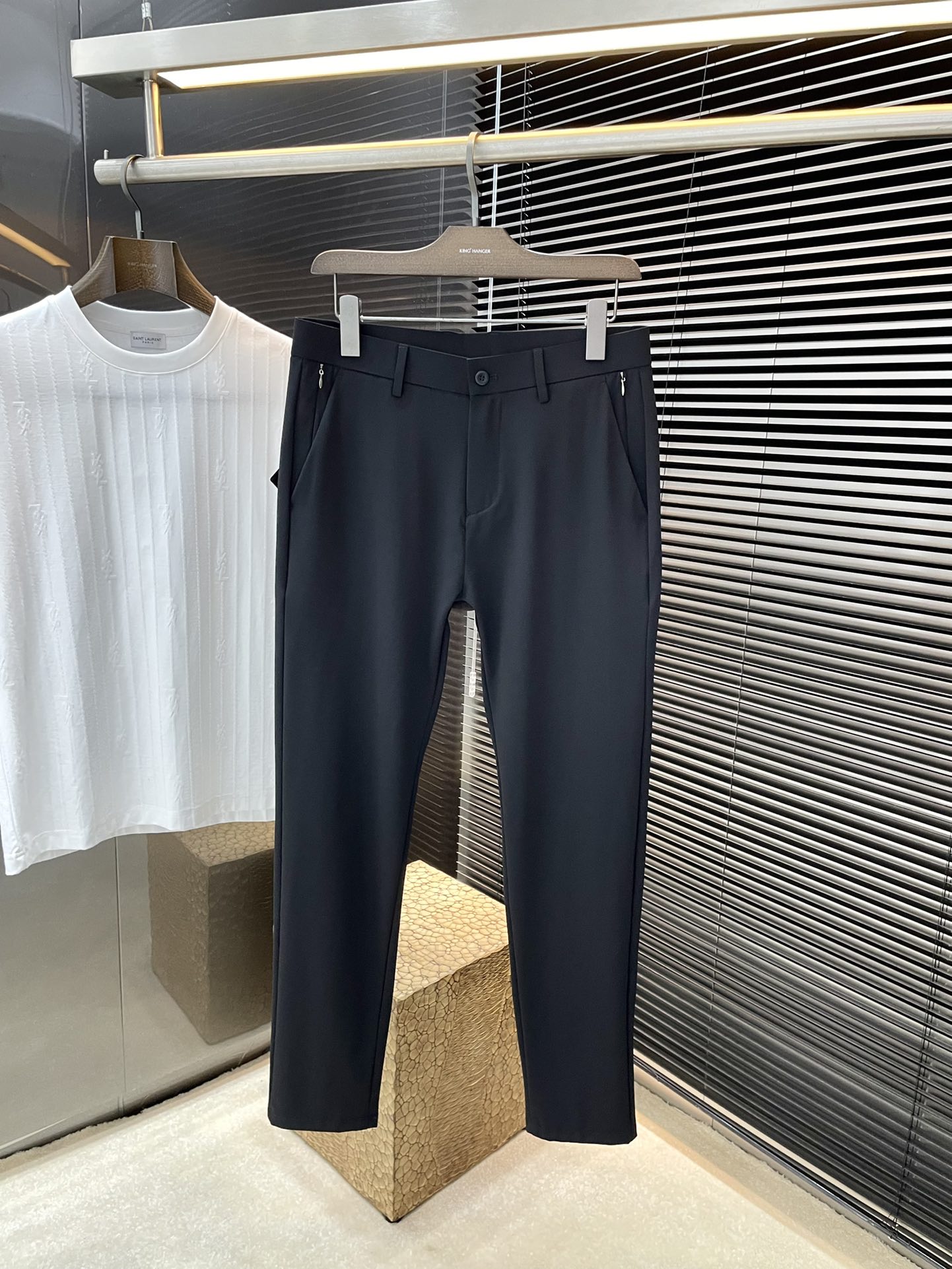 NO:133697,Miu miu (Miao Miu) Spring new product, same style on the official website, you don’t want to take it off when you wear it. Fashionable and versatile casual trousers. High-quality Korean imported polyester fiber fabric, more textured, comfortable and soft draped, slightly better. Such a good fabric is also very rare on the market. The details are considered in full detail. The workmanship is really superb. The thread is fine and well-proportioned, and there is no unnecessary thread. High-quality fashion. The best product for all occasions is competent for sports or leisure!  Size 29-38 (37), miumiu, alexander wang19860909miu miu（缪缪）春季新品 官网同款 穿上就不想脱下来 时尚潮流百搭休闲西裤 高品质韩国进口聚脂纤维面料 更加有质感 舒适柔软垂坠更是略胜一筹 这么好的面料市面上也是极为少有 在细节上考虑的面面俱到 做工真的极其精湛 走线细密匀称 毫无多余线头 高品质时装 无论是运动还是休闲时候都能胜任各种场合的最佳强货！尺码29-38（37）,,miumiu,alexander wang,Men's clothing