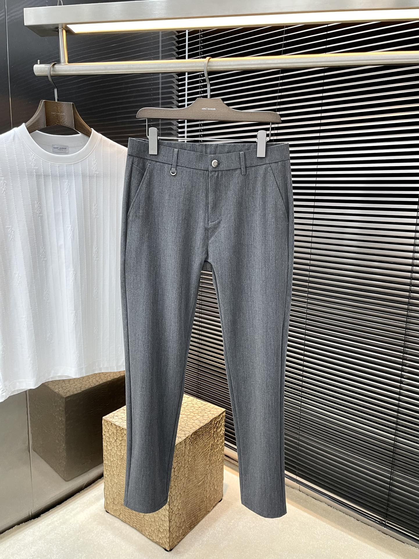 NO:133700,PRADA- (Prada) Spring new product, same style on the official website, you don’t want to take it off when you wear it, fashionable and versatile casual trousers, high-quality Korean imported polyester fiber fabric, more textured, comfortable and soft draped, slightly better. Such a good fabric is also very rare on the market. The details are considered in full detail. The workmanship is really superb. The thread is fine and well-proportioned, and there is no unnecessary thread. High-quality fashion. The best product for all occasions is competent for sports or leisure!  Size 29-38 (37), prada, prada, alexander wang19860909PRADA-（普拉达）春季新品 官网同款 穿上就不想脱下来 时尚潮流百搭休闲西裤 高品质韩国进口聚脂纤维面料 更加有质感 舒适柔软垂坠更是略胜一筹 这么好的面料市面上也是极为少有 在细节上考虑的面面俱到 做工真的极其精湛 走线细密匀称 毫无多余线头 高品质时装 无论是运动还是休闲时候都能胜任各种场合的最佳强货！尺码29-38（37）,,prada,prada,alexander wang,Men's clothing