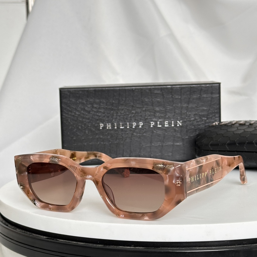  ‼️PHILIPP PLEI* 
镜腿上饰有品牌字样标识～
原版开发
镭射印字
细节满分💯
MODEL
