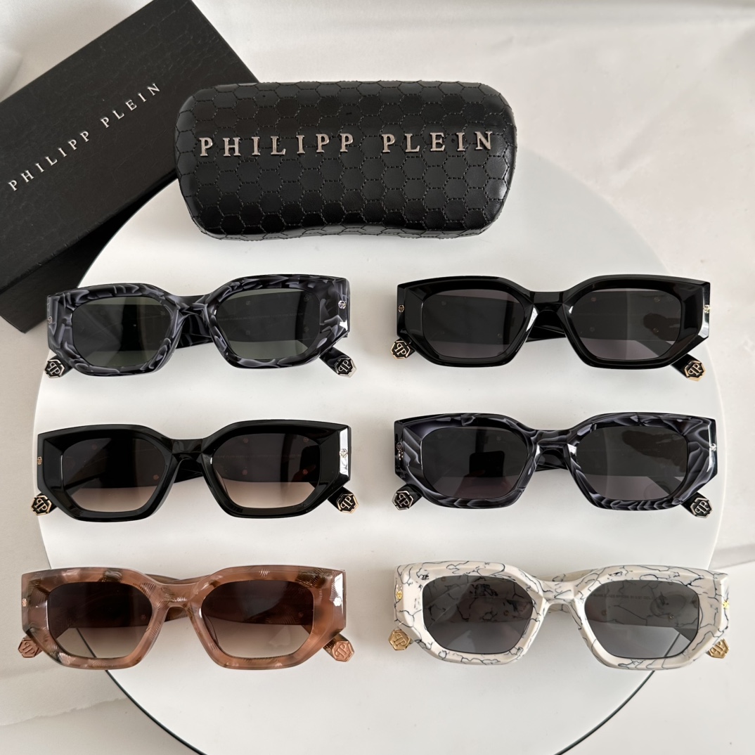  ‼️PHILIPP PLEI* 
镜腿上饰有品牌字样标识～
原版开发
镭射印字
细节满分💯
MODEL