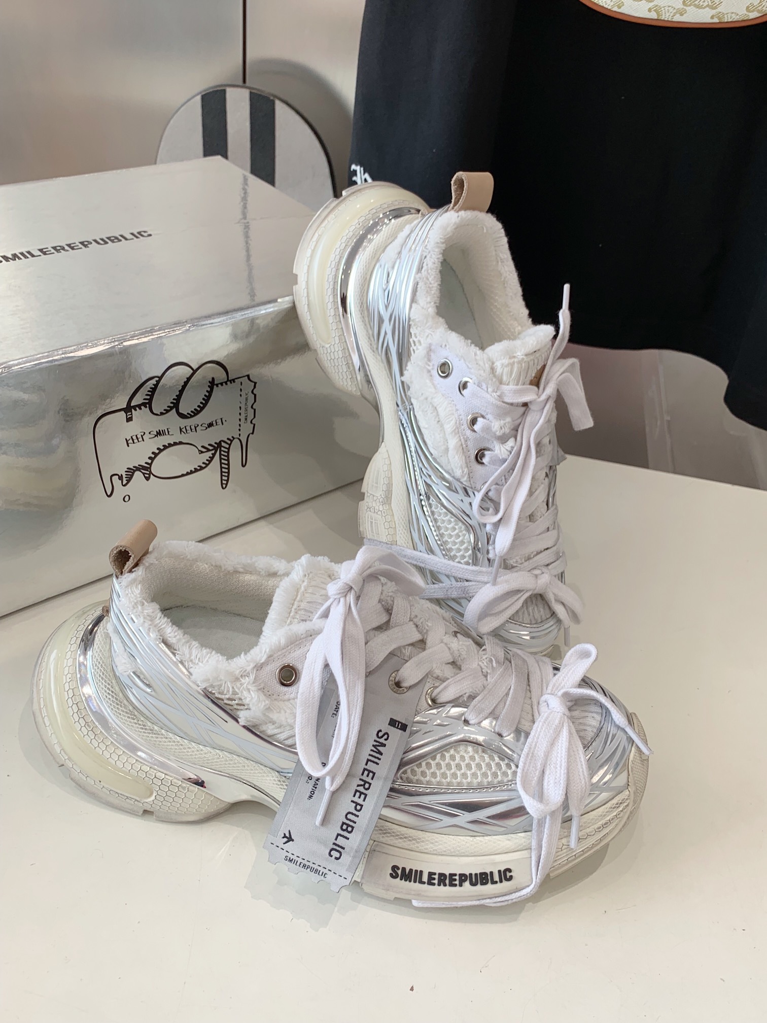 “Advanced Technology Shoes: Silver-Faced Designs with EVA Bubble Soles”