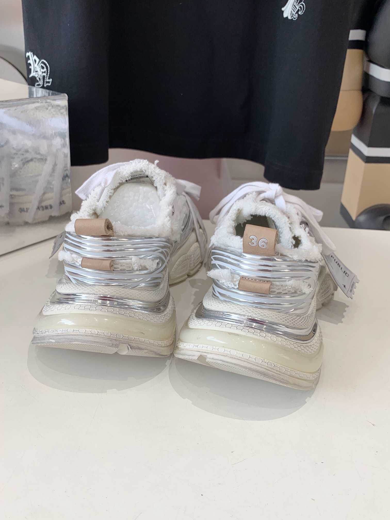 “Advanced Technology Shoes: Silver-Faced Designs with EVA Bubble Soles” - 图片 9