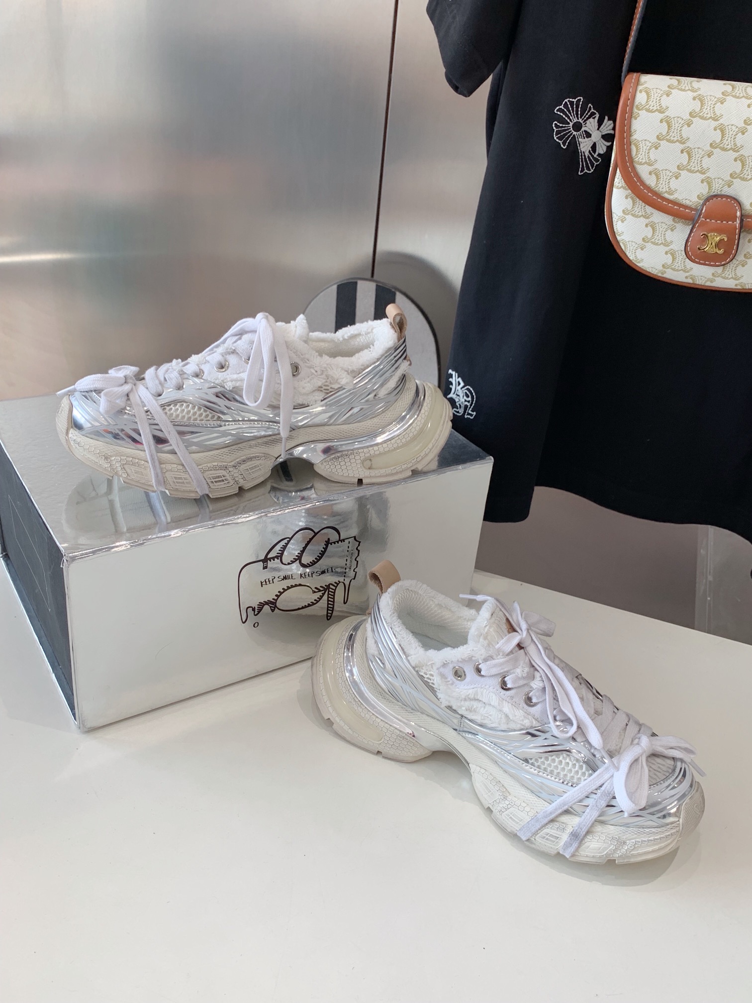 “Advanced Technology Shoes: Silver-Faced Designs with EVA Bubble Soles” - 图片 4