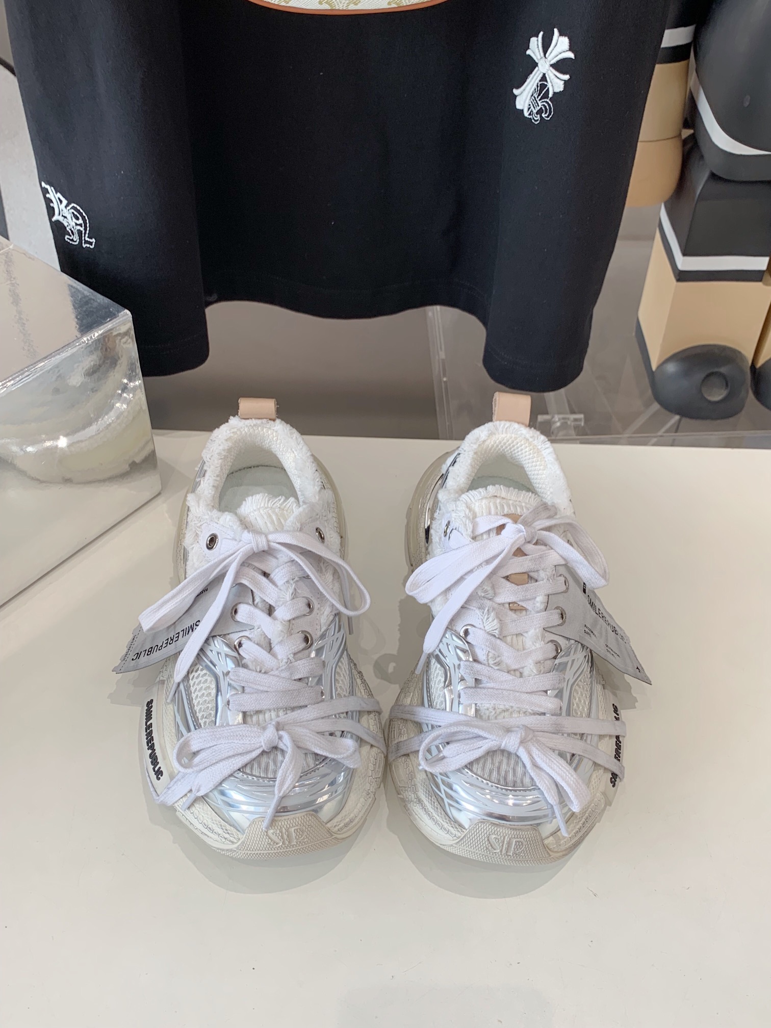 “Advanced Technology Shoes: Silver-Faced Designs with EVA Bubble Soles” - 图片 2
