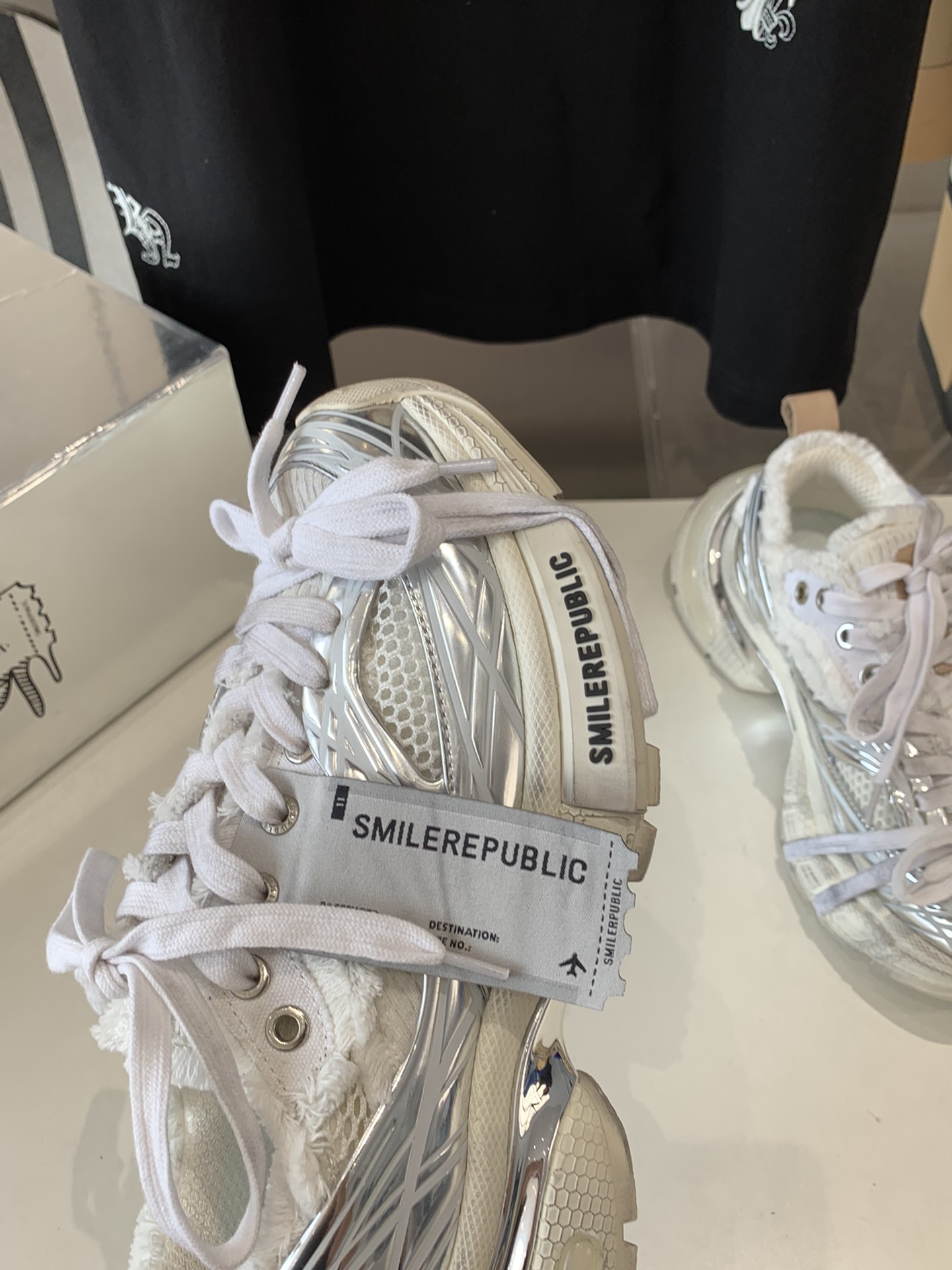 “Advanced Technology Shoes: Silver-Faced Designs with EVA Bubble Soles” - 图片 7