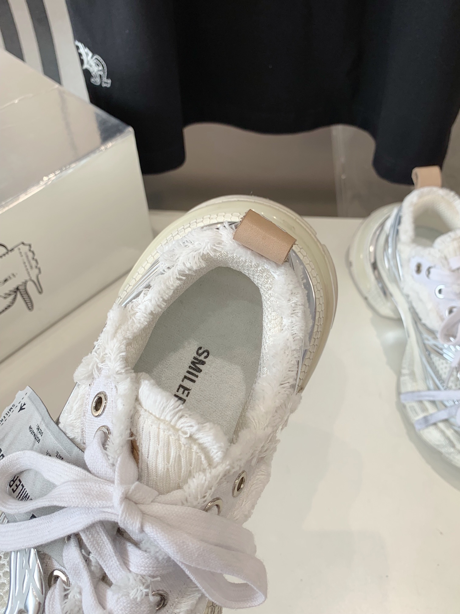 “Advanced Technology Shoes: Silver-Faced Designs with EVA Bubble Soles” - 图片 6