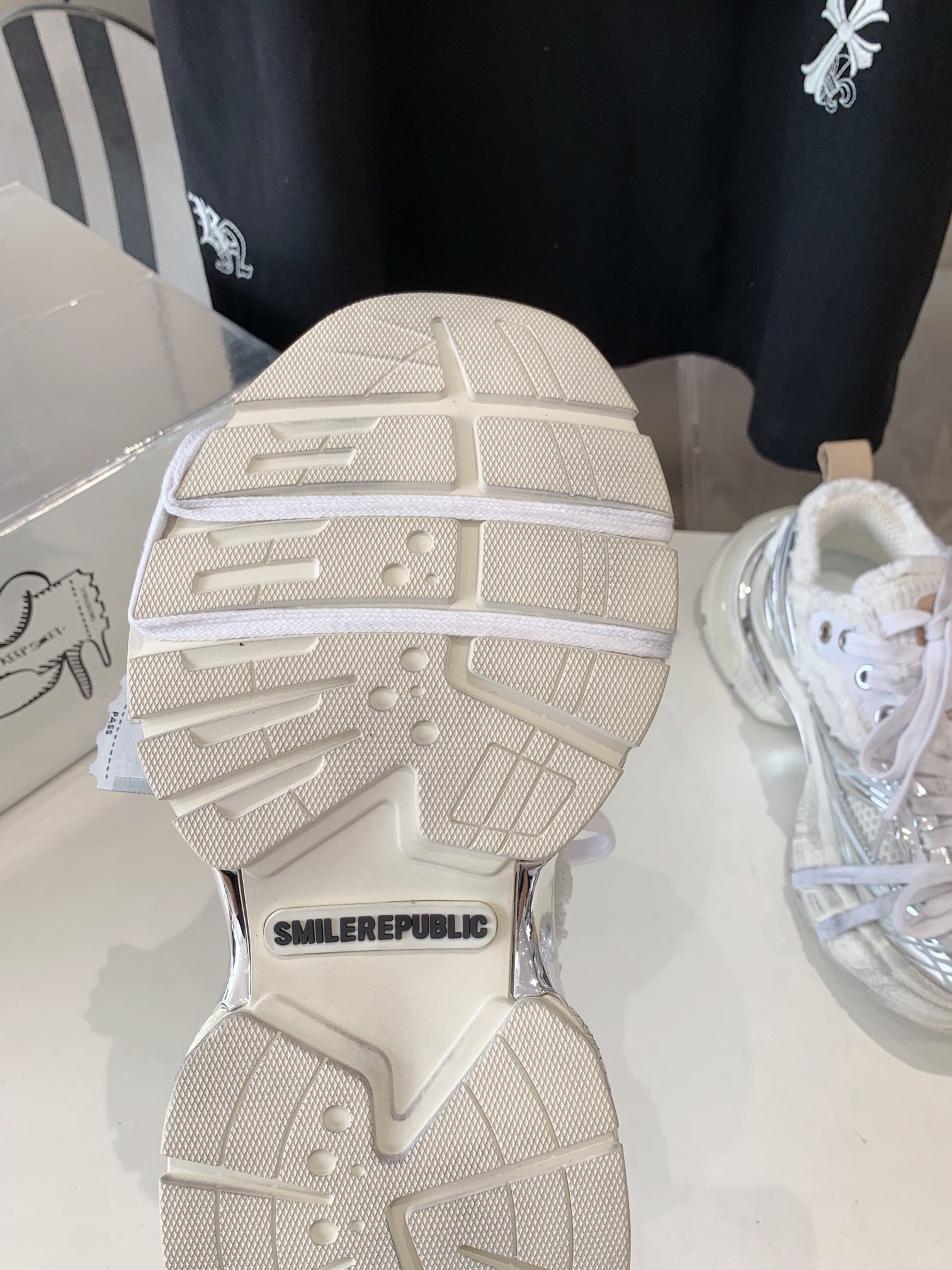 “Advanced Technology Shoes: Silver-Faced Designs with EVA Bubble Soles” - 图片 8