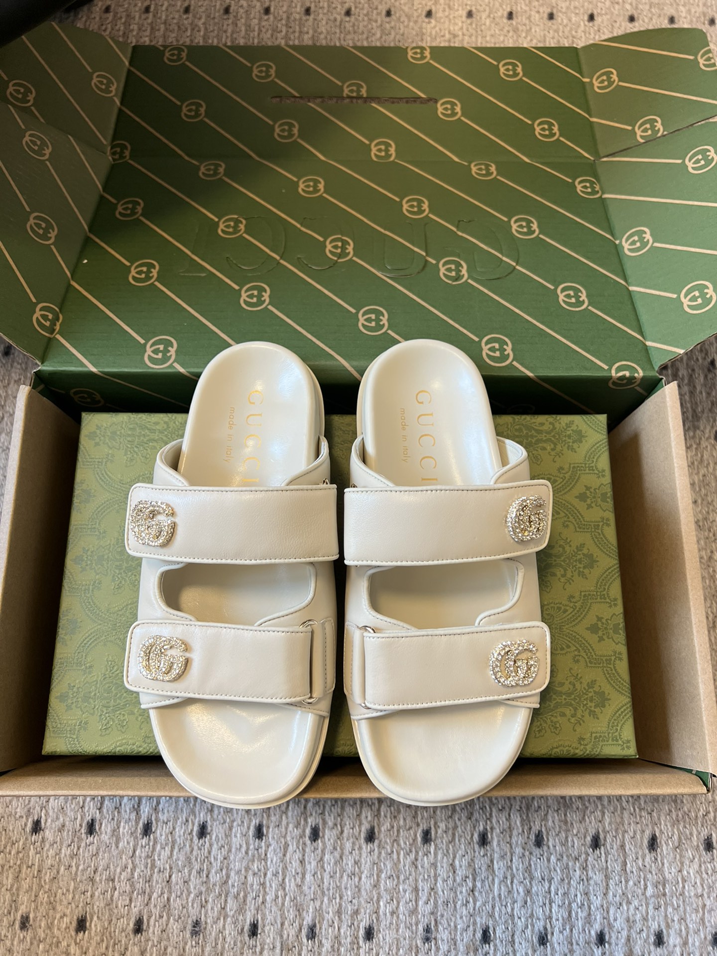 NO:385612,Top quality GUCC* Gucci new Velcro sandals Gucci Early Spring Series GG Classic Old Velcro Double G G Buckle Beach Sandals Top version Original 1:1 replica, every detail has been carefully polished and carefully made. It can be compared with ZG, with the same quality!  This lace-up shoe is made of classic GG fabric animal hair pattern fabric, and uses tulle, lace and crystal feminine details to show femininity, creating a stunning rejuvenation of works!  Imported cowhide fabric, inner lid/foot pad imported sheepskin lid, heel 2.0CM thick sole, imported rubber sole, size 35/36/37/38/39/40 (40 customization, no return or exchange), slippers, gucci, gucci, sandals, slippers, cowhide, sheepskin19860909顶级品质 GUCC* 古驰新款魔术贴凉鞋古驰早春系列GG经典老魔术贴双G G扣沙滩凉鞋顶级版本 原版1:1复刻,毎个细节皆经过精心打磨细腻制作.可与ZG对比如一,无二品质！ 这款后系带鞋由饰经典GG老花布织物 动物毛图案面料制作而成,以富有薄纱、蕾丝和水晶女性魅力细节展现女性气质的理念,打造令人惊艳的作品焕新演绎！ 面料进口牛皮 内里/垫脚进口羊皮里 鞋跟2.0CM厚底 大底模具进口橡胶底 尺码35/36/37/38/39/40（40定制不退换）,拖鞋,gucci,gucci,sandals,slippers,cowhide,sheepskin,Women's Shoes