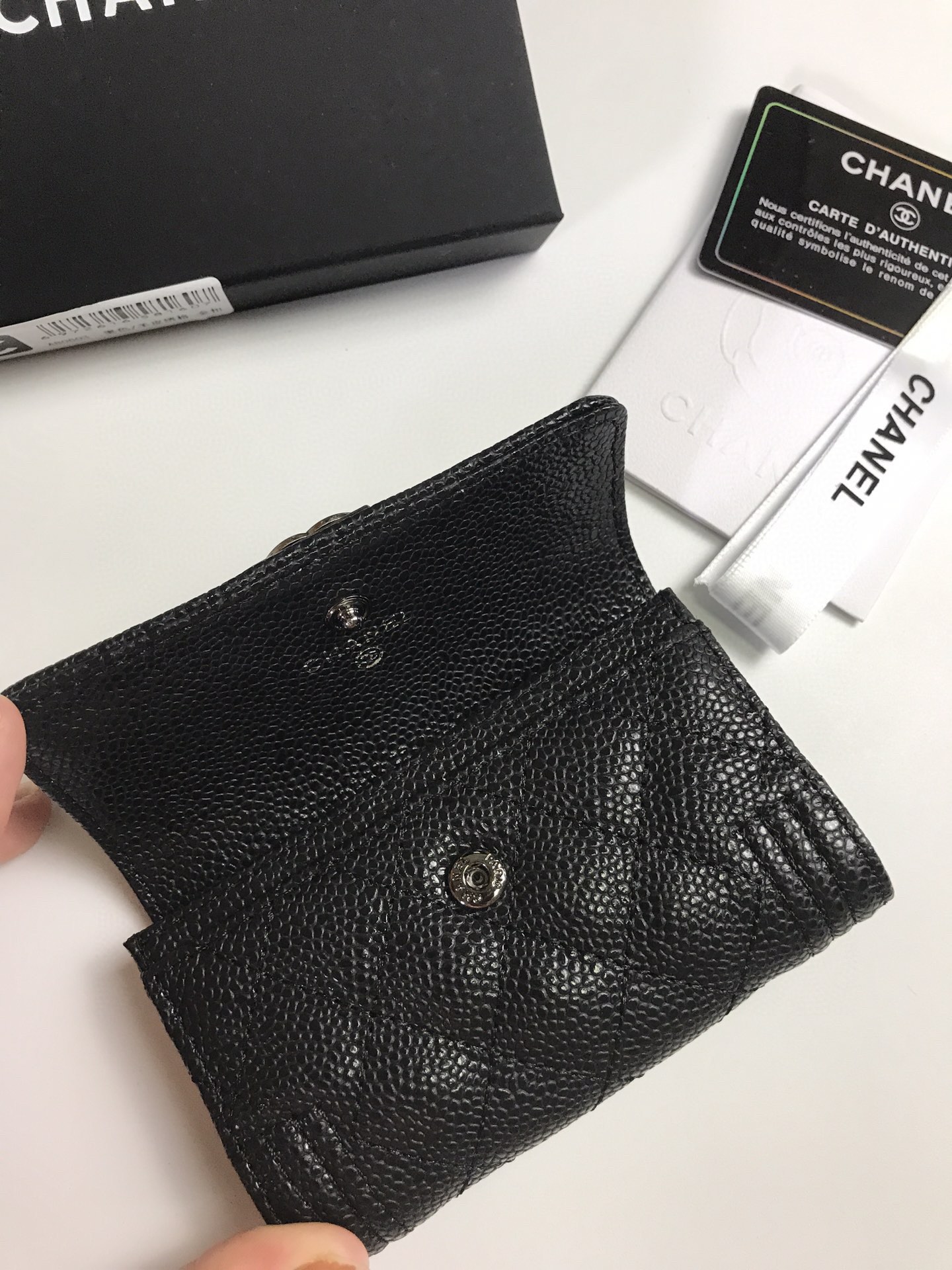 Chanel香奈儿魚子酱牛皮カードケース - 高品質な仕立て