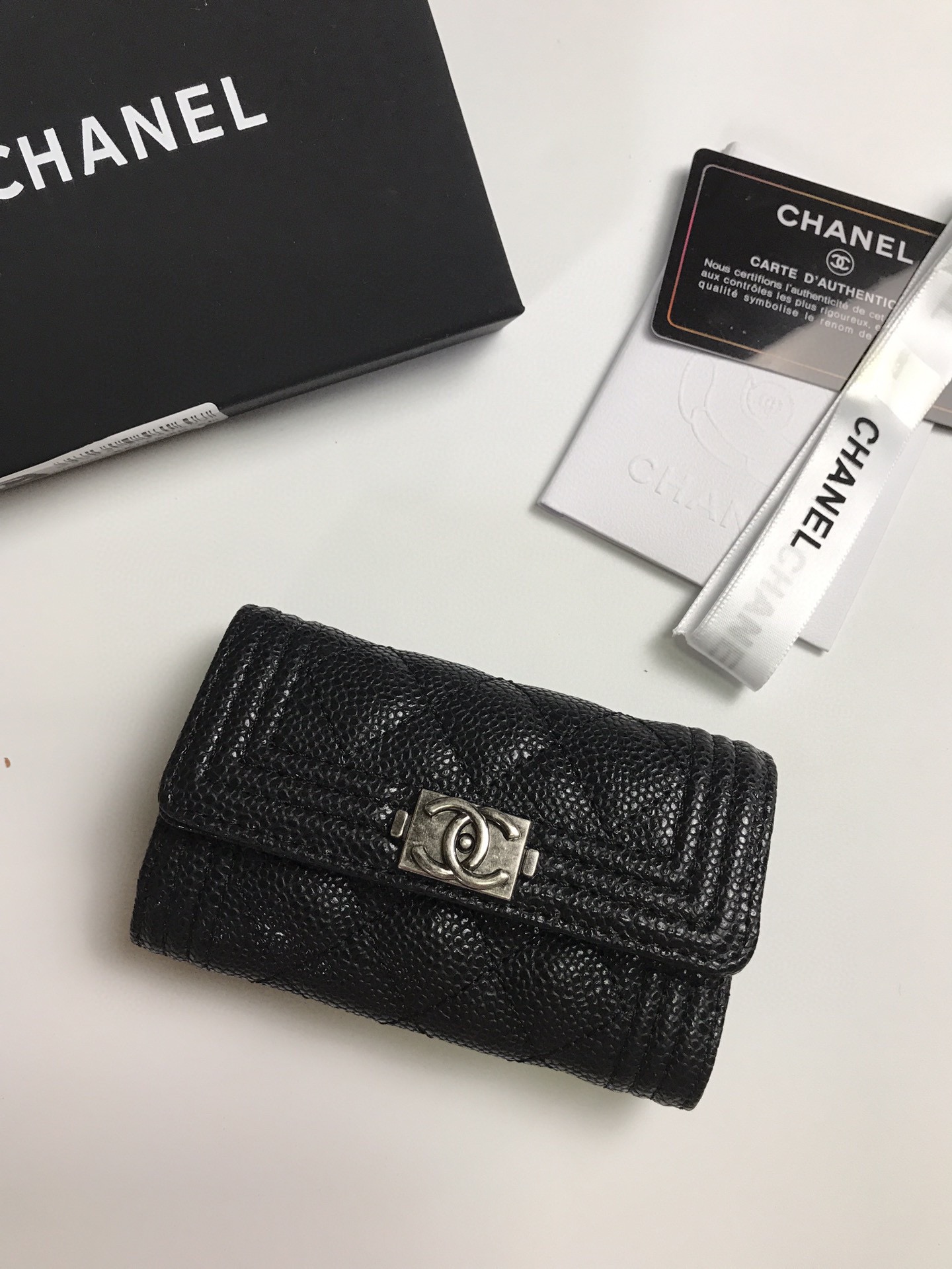 Chanel香奈儿魚子酱牛皮カードケース - 高品質な仕立て