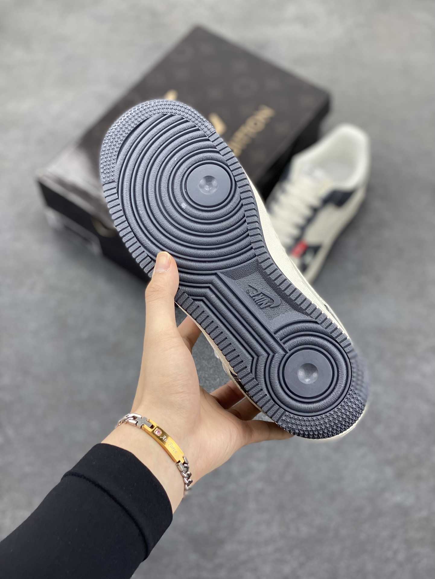 图片[5]-NIke Air Force 1 \’07 Low “LV联名——米灰印花”空军一号 低帮 运动鞋 休闲鞋 折边针车 工艺难度大 原楦头原纸板 原装鞋盒 定制五金配件 内置全掌气垫 原厂鞋底 货号：CS5288-002 尺码：36 36.5 37.5 38 38.5 39 40 40.5 41 42 42.5 43 44 44.5 45-选品中心