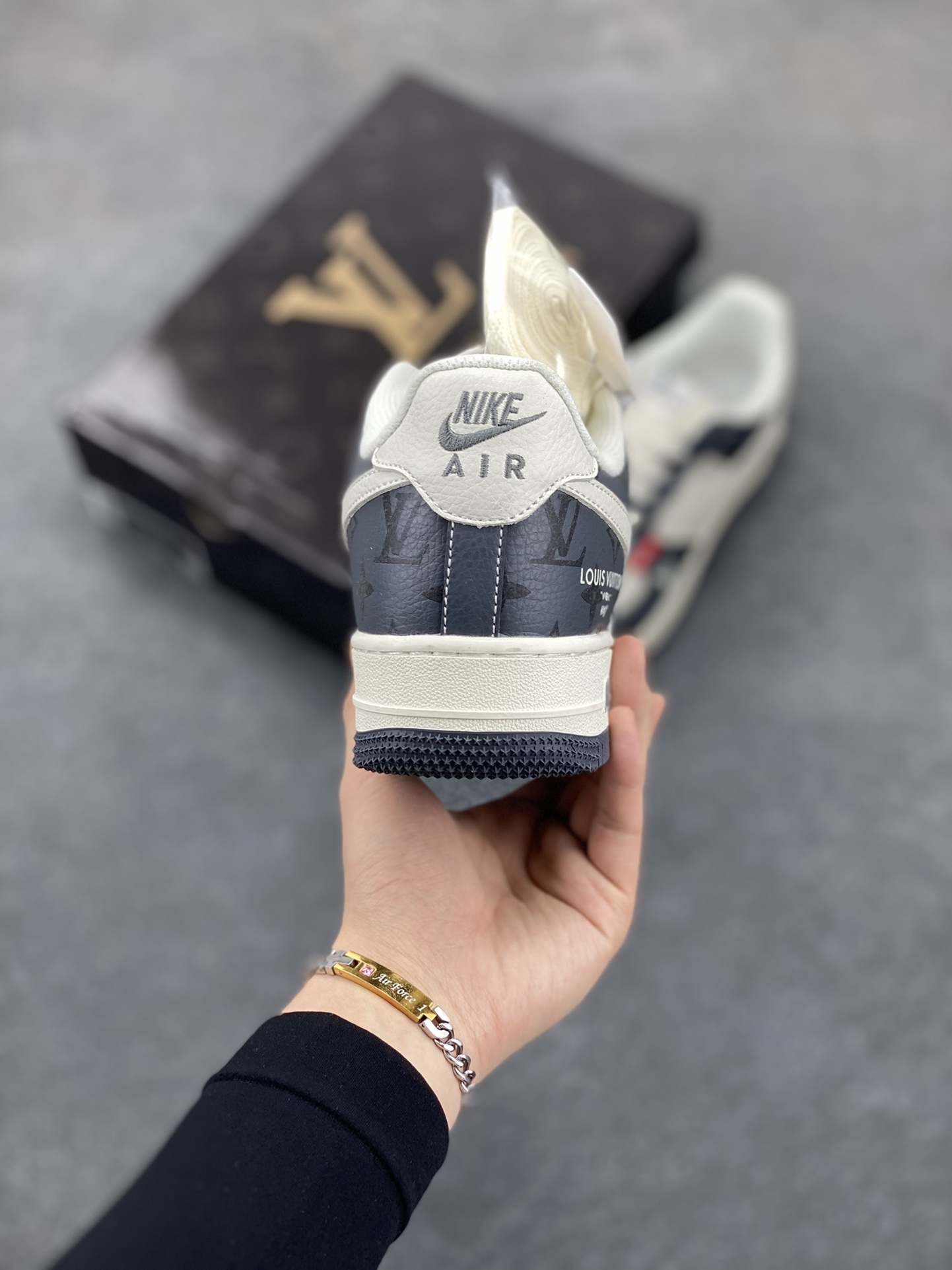图片[4]-NIke Air Force 1 \’07 Low “LV联名——米灰印花”空军一号 低帮 运动鞋 休闲鞋 折边针车 工艺难度大 原楦头原纸板 原装鞋盒 定制五金配件 内置全掌气垫 原厂鞋底 货号：CS5288-002 尺码：36 36.5 37.5 38 38.5 39 40 40.5 41 42 42.5 43 44 44.5 45-选品中心