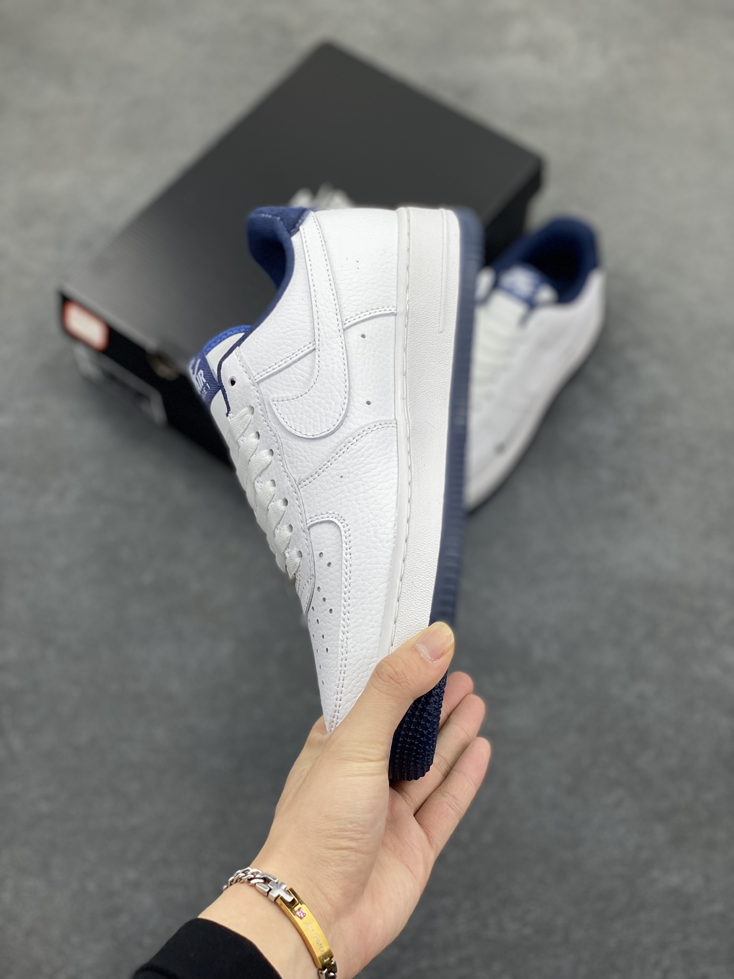 图片[3]-福利特价 Air Force 1\’ 07 深蓝小勾 原楦头原纸板 打造纯正空军版型 专注外贸渠道 全掌内置蜂窝气垫 #原盒配件 原厂中底钢印、拉帮完美 货号：HM9483-001 尺码：36 36.5 37.5 38 38.5 39 40 40.5 41 42 42.5 43 44 44.5 45-选品中心