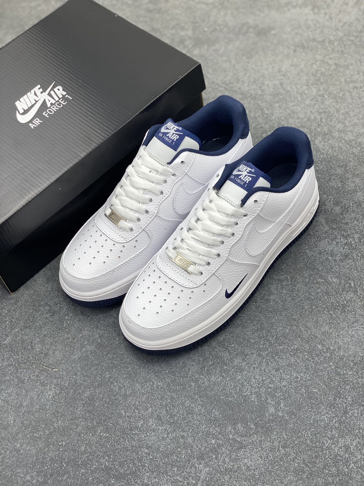 图片[8]-福利特价 Air Force 1\’ 07 深蓝小勾 原楦头原纸板 打造纯正空军版型 专注外贸渠道 全掌内置蜂窝气垫 #原盒配件 原厂中底钢印、拉帮完美 货号：HM9483-001 尺码：36 36.5 37.5 38 38.5 39 40 40.5 41 42 42.5 43 44 44.5 45-选品中心