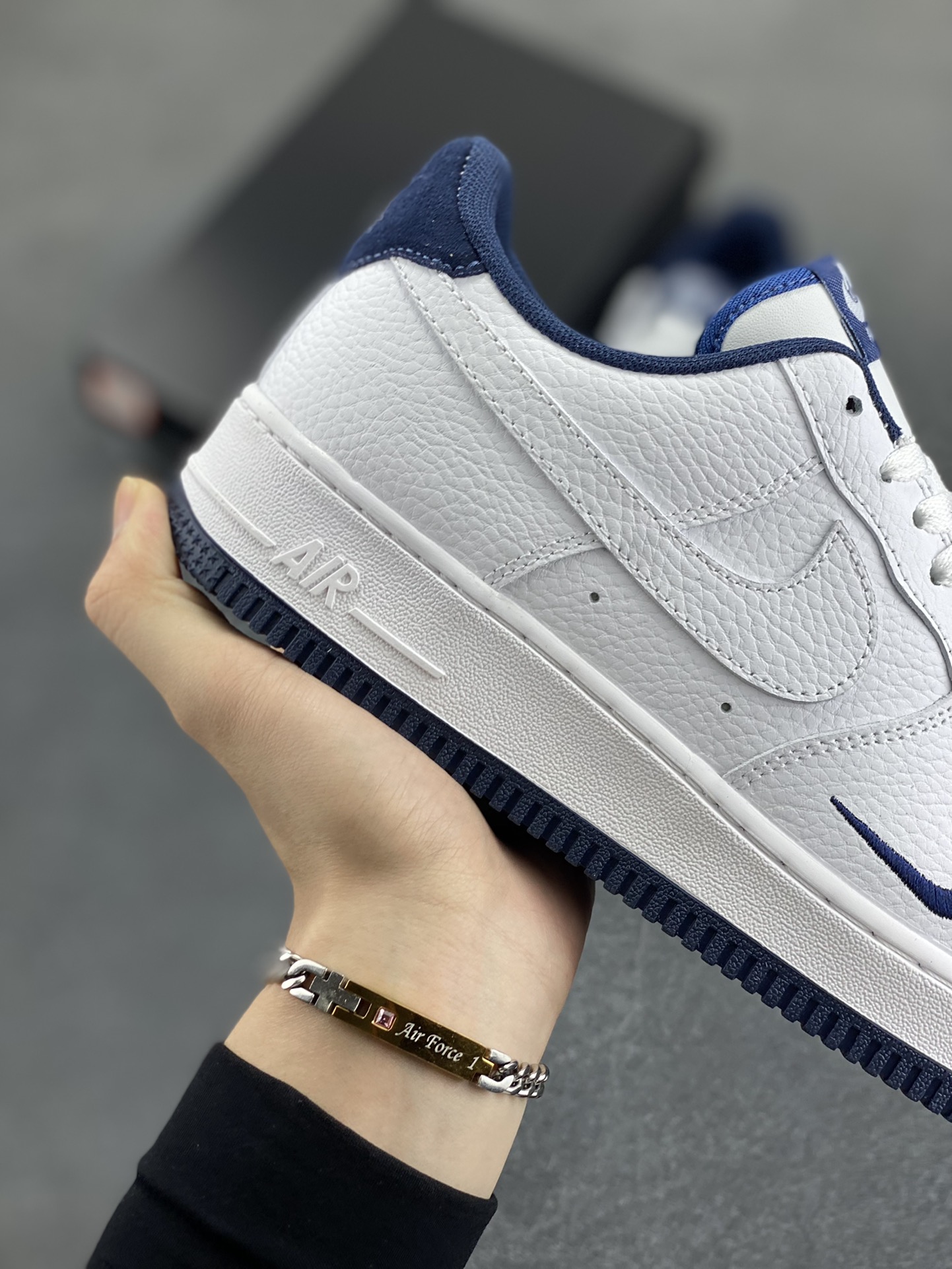 图片[6]-福利特价 Air Force 1\’ 07 深蓝小勾 原楦头原纸板 打造纯正空军版型 专注外贸渠道 全掌内置蜂窝气垫 #原盒配件 原厂中底钢印、拉帮完美 货号：HM9483-001 尺码：36 36.5 37.5 38 38.5 39 40 40.5 41 42 42.5 43 44 44.5 45-选品中心