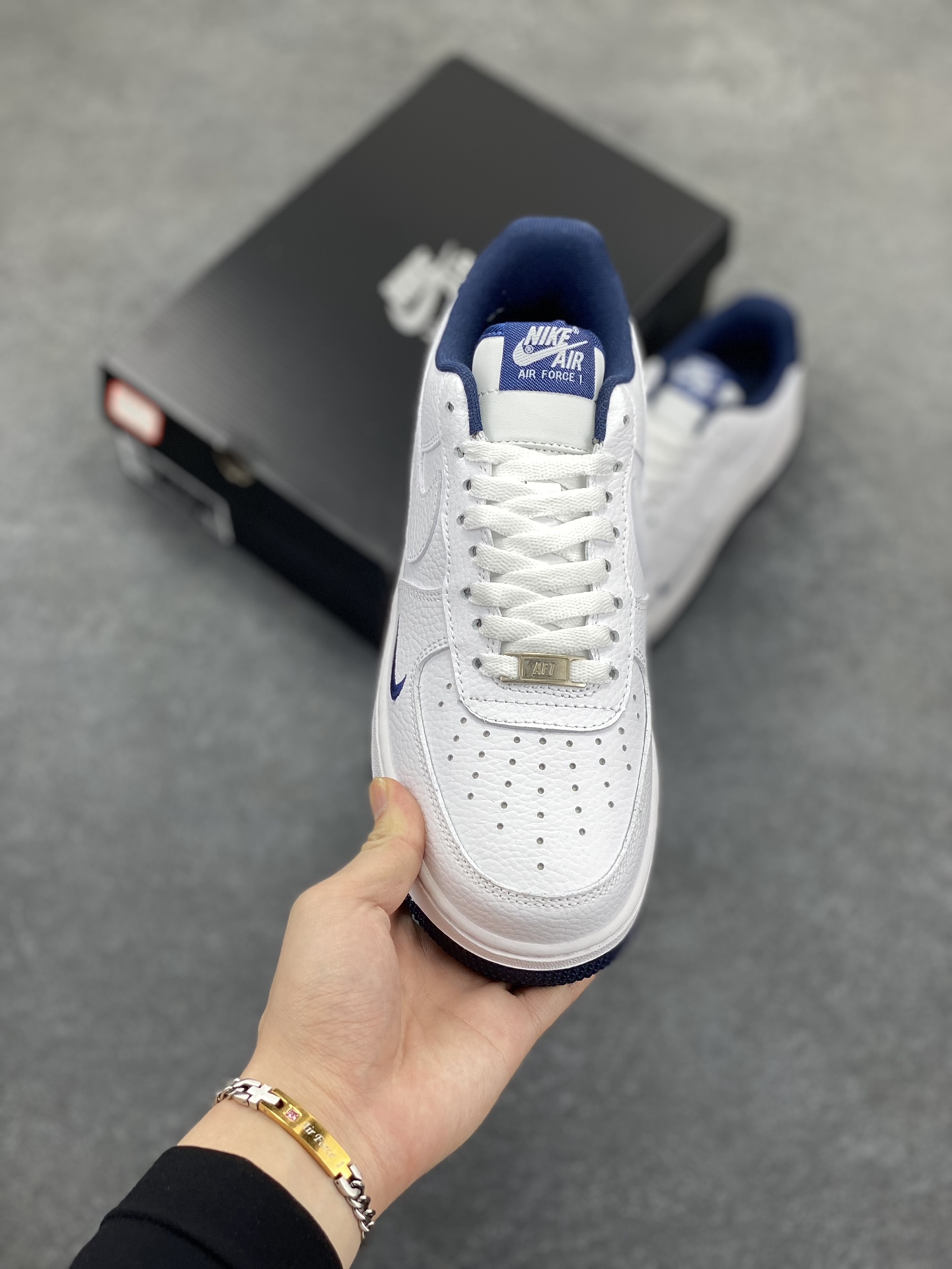 图片[2]-福利特价 Air Force 1\’ 07 深蓝小勾 原楦头原纸板 打造纯正空军版型 专注外贸渠道 全掌内置蜂窝气垫 #原盒配件 原厂中底钢印、拉帮完美 货号：HM9483-001 尺码：36 36.5 37.5 38 38.5 39 40 40.5 41 42 42.5 43 44 44.5 45-选品中心