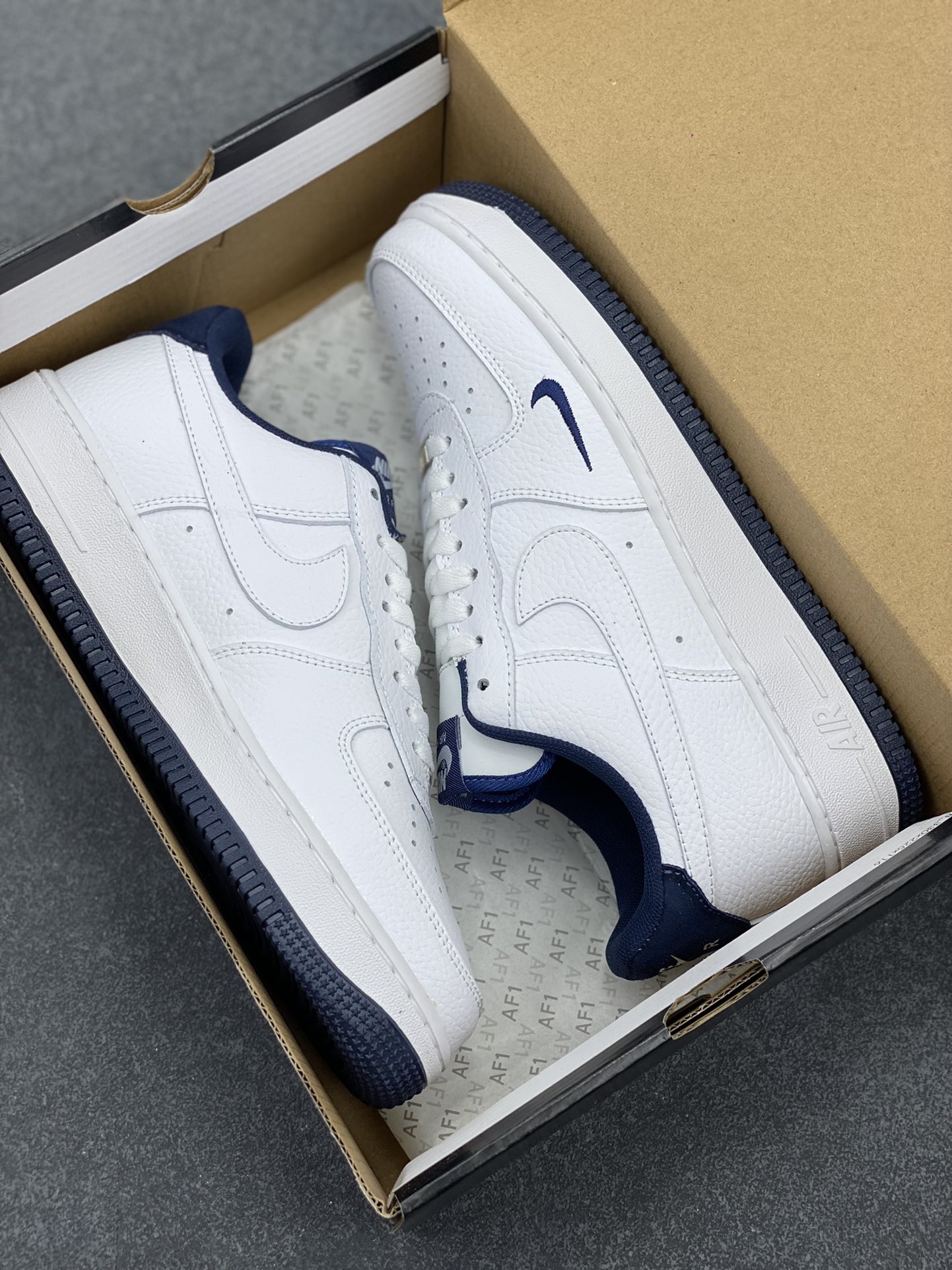 图片[9]-福利特价 Air Force 1\’ 07 深蓝小勾 原楦头原纸板 打造纯正空军版型 专注外贸渠道 全掌内置蜂窝气垫 #原盒配件 原厂中底钢印、拉帮完美 货号：HM9483-001 尺码：36 36.5 37.5 38 38.5 39 40 40.5 41 42 42.5 43 44 44.5 45-选品中心