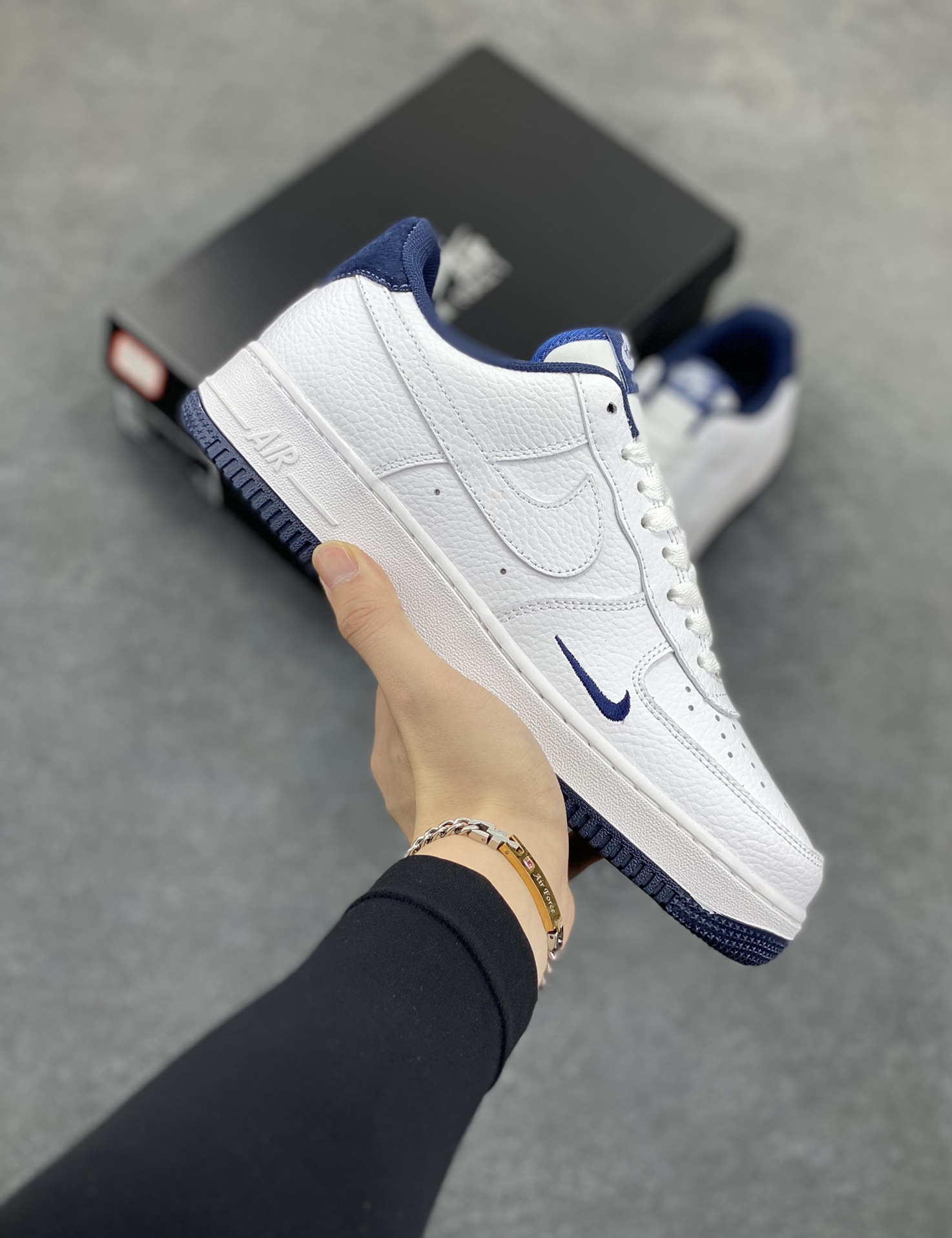 福利特价 Air Force 1\’ 07 深蓝小勾 原楦头原纸板 打造纯正空军版型 专注外贸渠道 全掌内置蜂窝气垫 #原盒配件 原厂中底钢印、拉帮完美 货号:HM9483-001 尺码:36 36.5 37.5 38 38.5 39 40 40.5 41 42 42.5 43 44 44.5 45-选品中心
