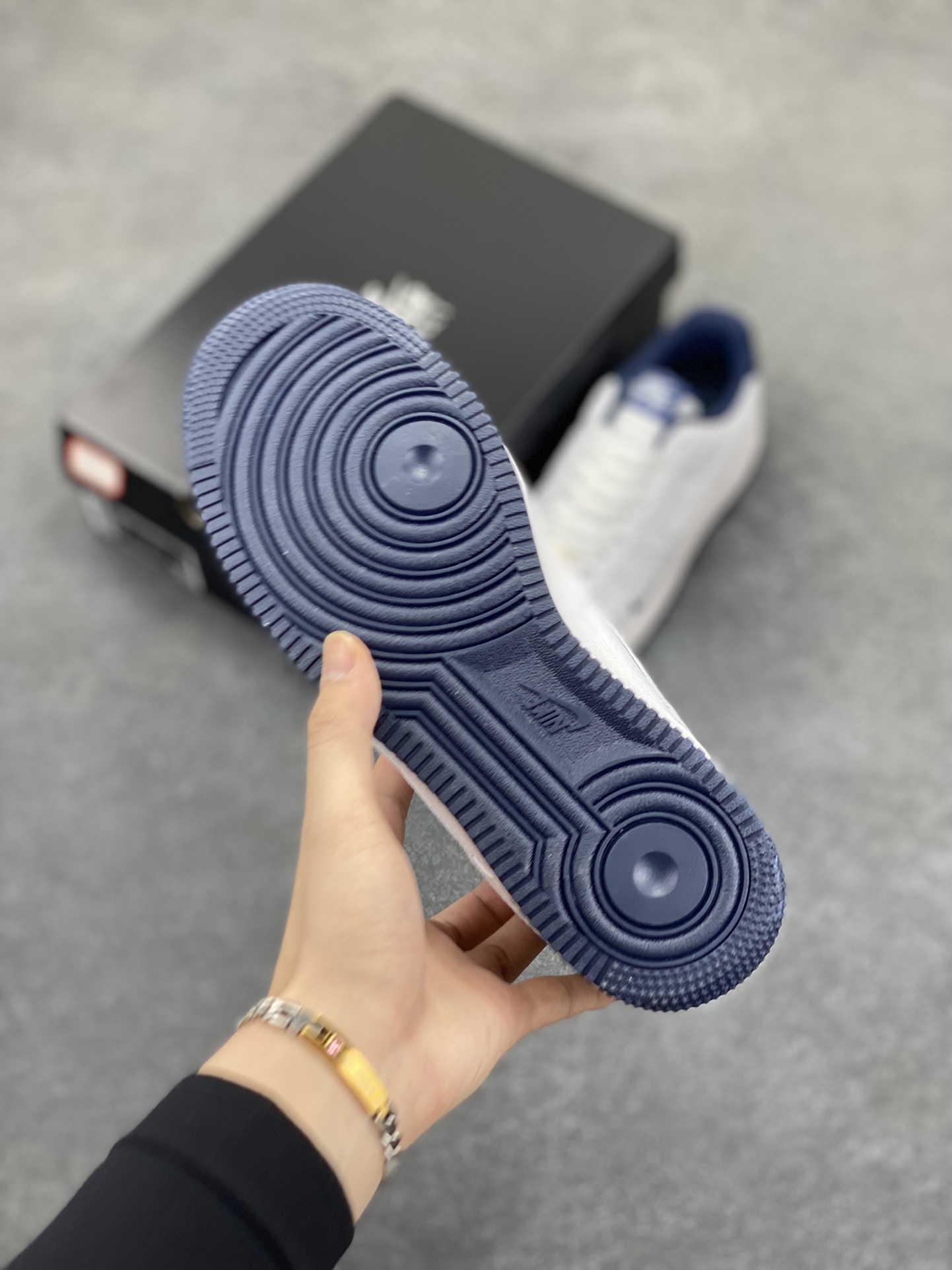 图片[5]-福利特价 Air Force 1\’ 07 深蓝小勾 原楦头原纸板 打造纯正空军版型 专注外贸渠道 全掌内置蜂窝气垫 #原盒配件 原厂中底钢印、拉帮完美 货号：HM9483-001 尺码：36 36.5 37.5 38 38.5 39 40 40.5 41 42 42.5 43 44 44.5 45-选品中心