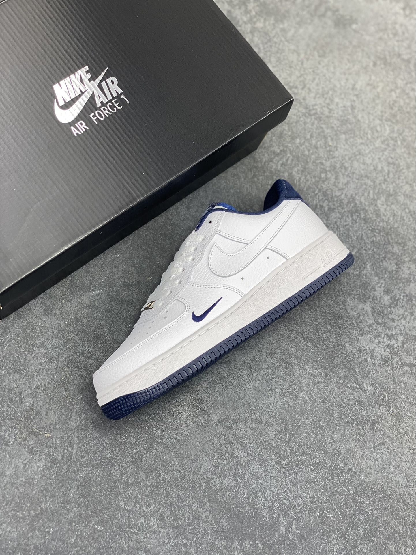 图片[7]-福利特价 Air Force 1\’ 07 深蓝小勾 原楦头原纸板 打造纯正空军版型 专注外贸渠道 全掌内置蜂窝气垫 #原盒配件 原厂中底钢印、拉帮完美 货号：HM9483-001 尺码：36 36.5 37.5 38 38.5 39 40 40.5 41 42 42.5 43 44 44.5 45-选品中心