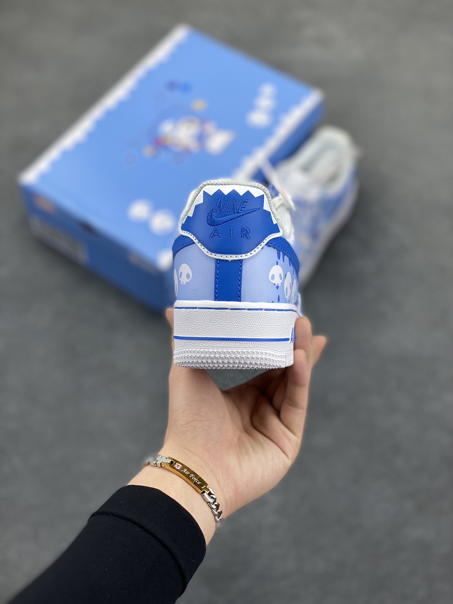图片[4]-超限量联名  Doraemon×Nike Air Force 1 Low小巫女联名款 骷髅头空军一号 渐变白蓝 低帮休闲板鞋 定制皮料 纯正空军板型 原装定制鞋盒 原楦头原纸板 内置全掌气垫 货号：CW2288-111 尺码：36 36.5 37.5 38 38.5 39 40 40.5 41 42 42.5 43 44 44.5 45-选品中心