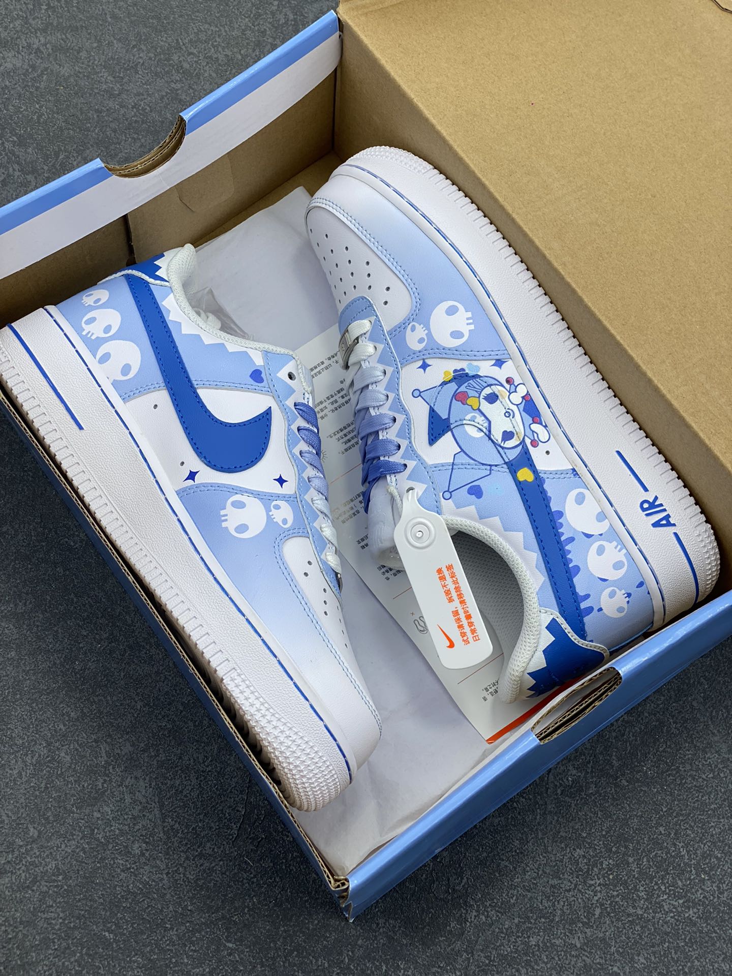 图片[9]-超限量联名  Doraemon×Nike Air Force 1 Low小巫女联名款 骷髅头空军一号 渐变白蓝 低帮休闲板鞋 定制皮料 纯正空军板型 原装定制鞋盒 原楦头原纸板 内置全掌气垫 货号：CW2288-111 尺码：36 36.5 37.5 38 38.5 39 40 40.5 41 42 42.5 43 44 44.5 45-选品中心