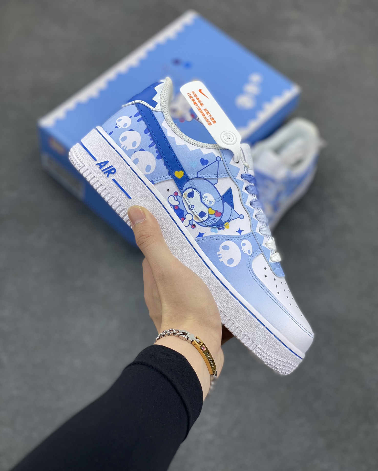 超限量联名  Doraemon×Nike Air Force 1 Low小巫女联名款 骷髅头空军一号 渐变白蓝 低帮休闲板鞋 定制皮料 纯正空军板型 原装定制鞋盒 原楦头原纸板 内置全掌气垫 货号:CW2288-111 尺码:36 36.5 37.5 38 38.5 39 40 40.5 41 42 42.5 43 44 44.5 45-选品中心