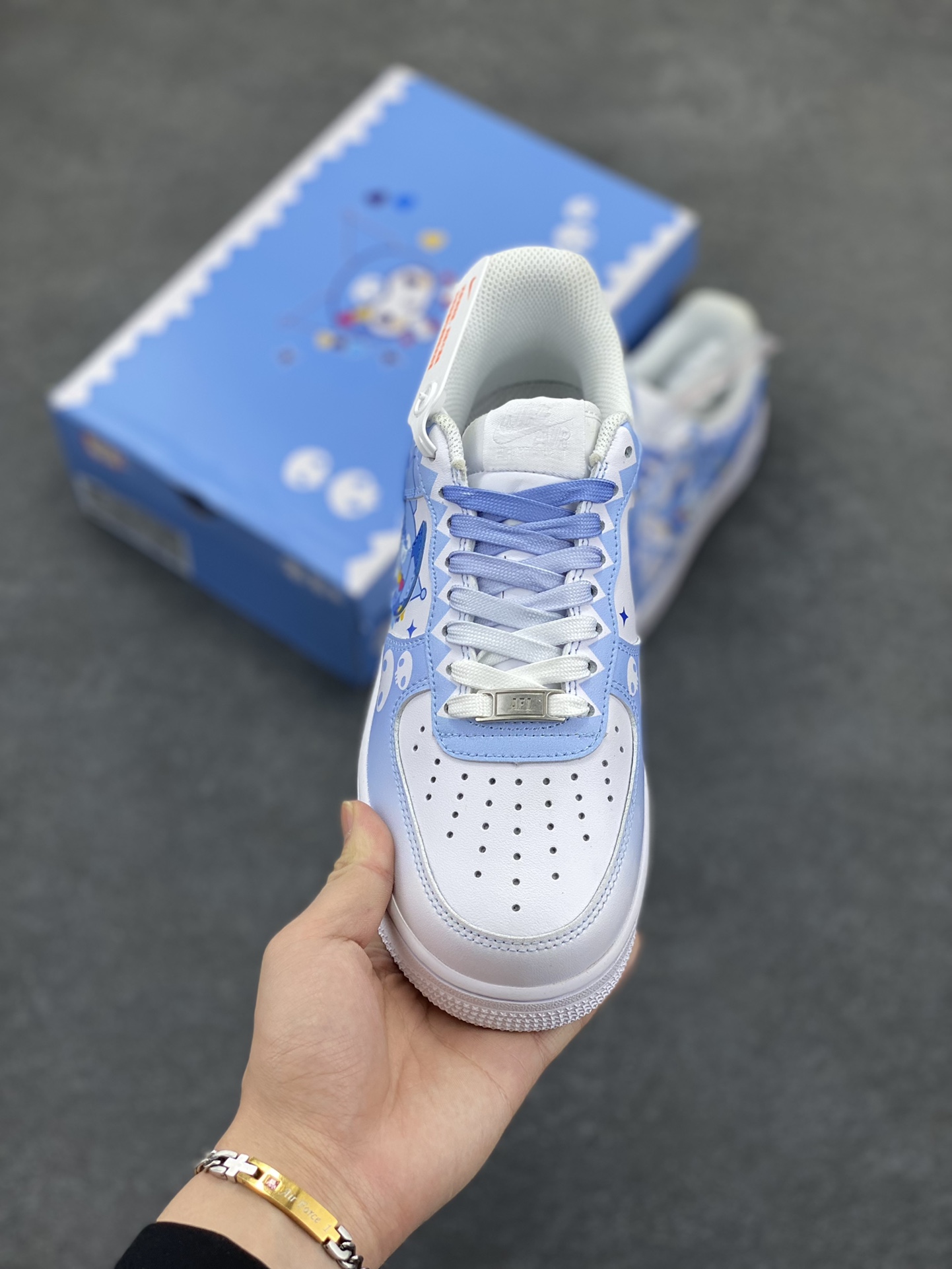 图片[2]-超限量联名  Doraemon×Nike Air Force 1 Low小巫女联名款 骷髅头空军一号 渐变白蓝 低帮休闲板鞋 定制皮料 纯正空军板型 原装定制鞋盒 原楦头原纸板 内置全掌气垫 货号：CW2288-111 尺码：36 36.5 37.5 38 38.5 39 40 40.5 41 42 42.5 43 44 44.5 45-选品中心
