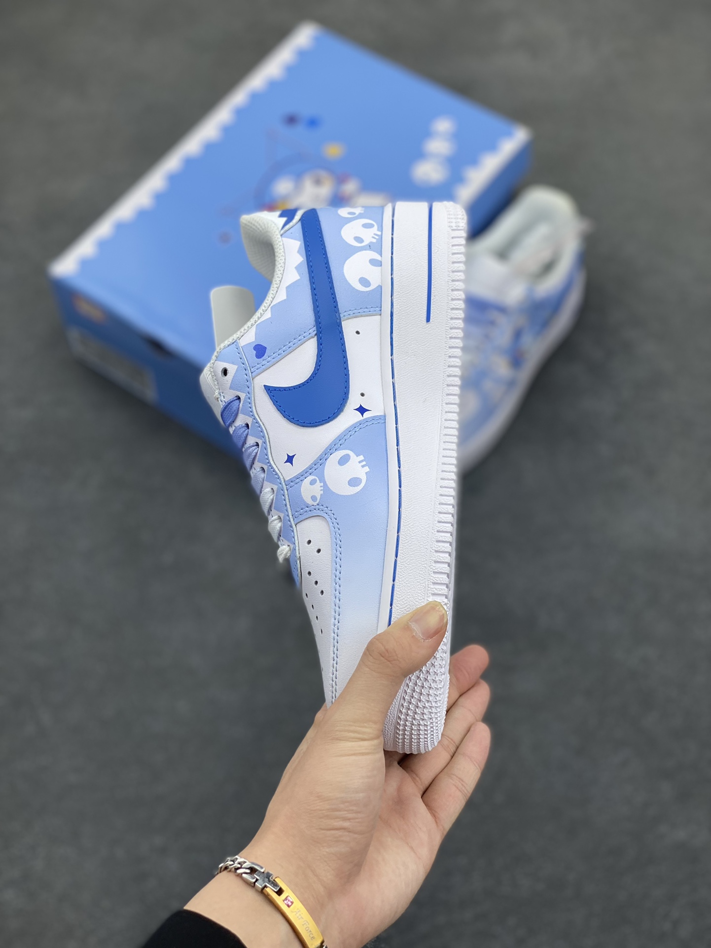 图片[3]-超限量联名  Doraemon×Nike Air Force 1 Low小巫女联名款 骷髅头空军一号 渐变白蓝 低帮休闲板鞋 定制皮料 纯正空军板型 原装定制鞋盒 原楦头原纸板 内置全掌气垫 货号：CW2288-111 尺码：36 36.5 37.5 38 38.5 39 40 40.5 41 42 42.5 43 44 44.5 45-选品中心