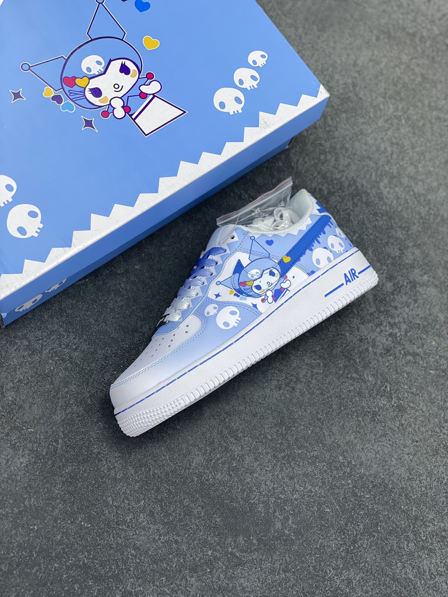 图片[7]-超限量联名  Doraemon×Nike Air Force 1 Low小巫女联名款 骷髅头空军一号 渐变白蓝 低帮休闲板鞋 定制皮料 纯正空军板型 原装定制鞋盒 原楦头原纸板 内置全掌气垫 货号：CW2288-111 尺码：36 36.5 37.5 38 38.5 39 40 40.5 41 42 42.5 43 44 44.5 45-选品中心