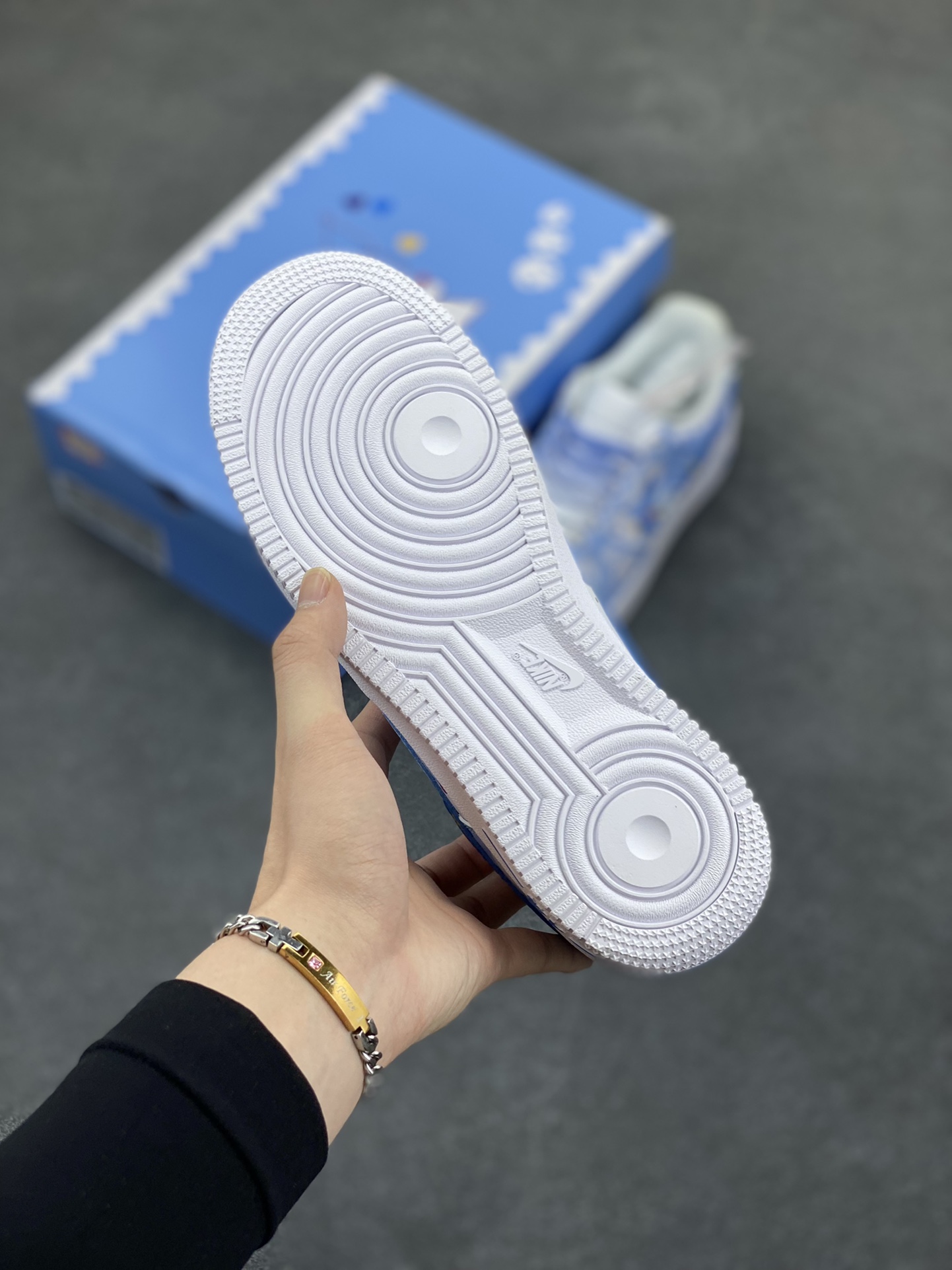 图片[5]-超限量联名  Doraemon×Nike Air Force 1 Low小巫女联名款 骷髅头空军一号 渐变白蓝 低帮休闲板鞋 定制皮料 纯正空军板型 原装定制鞋盒 原楦头原纸板 内置全掌气垫 货号：CW2288-111 尺码：36 36.5 37.5 38 38.5 39 40 40.5 41 42 42.5 43 44 44.5 45-选品中心