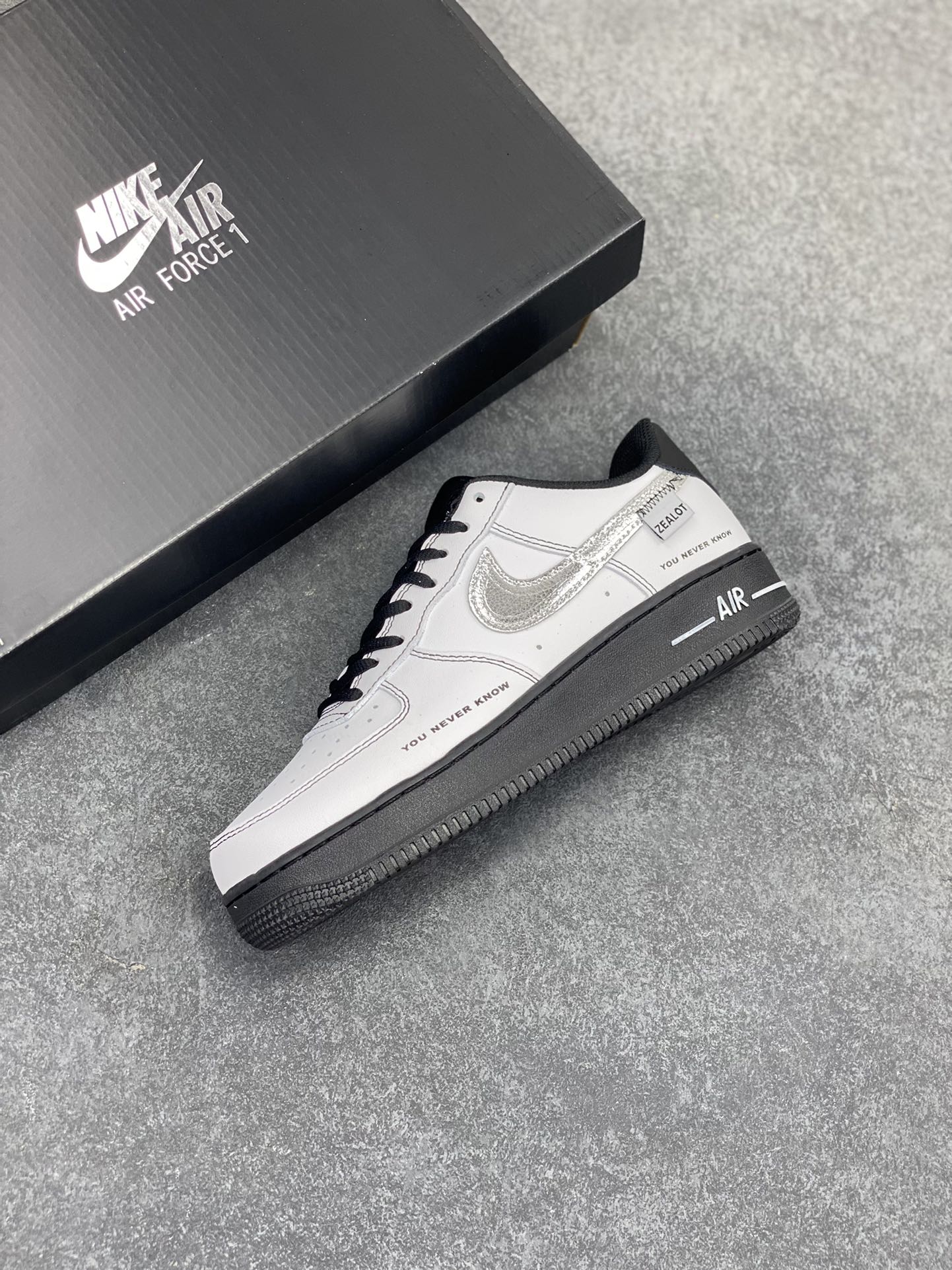 图片[7]-Nike Air Force 1 Low 空军一号低帮百搭休闲运动板鞋。柔软、弹性十足的缓震性能和出色的中底设计，横跨复古与现代的外型结合，造就出风靡全球三十多年的Force 1，直到今天还深受青睐。 货号：CW2288-001 尺码：36 36.5 37.5 38 38.5 39 40 40.5 41 42 42.5 43 44 44.5 45-选品中心