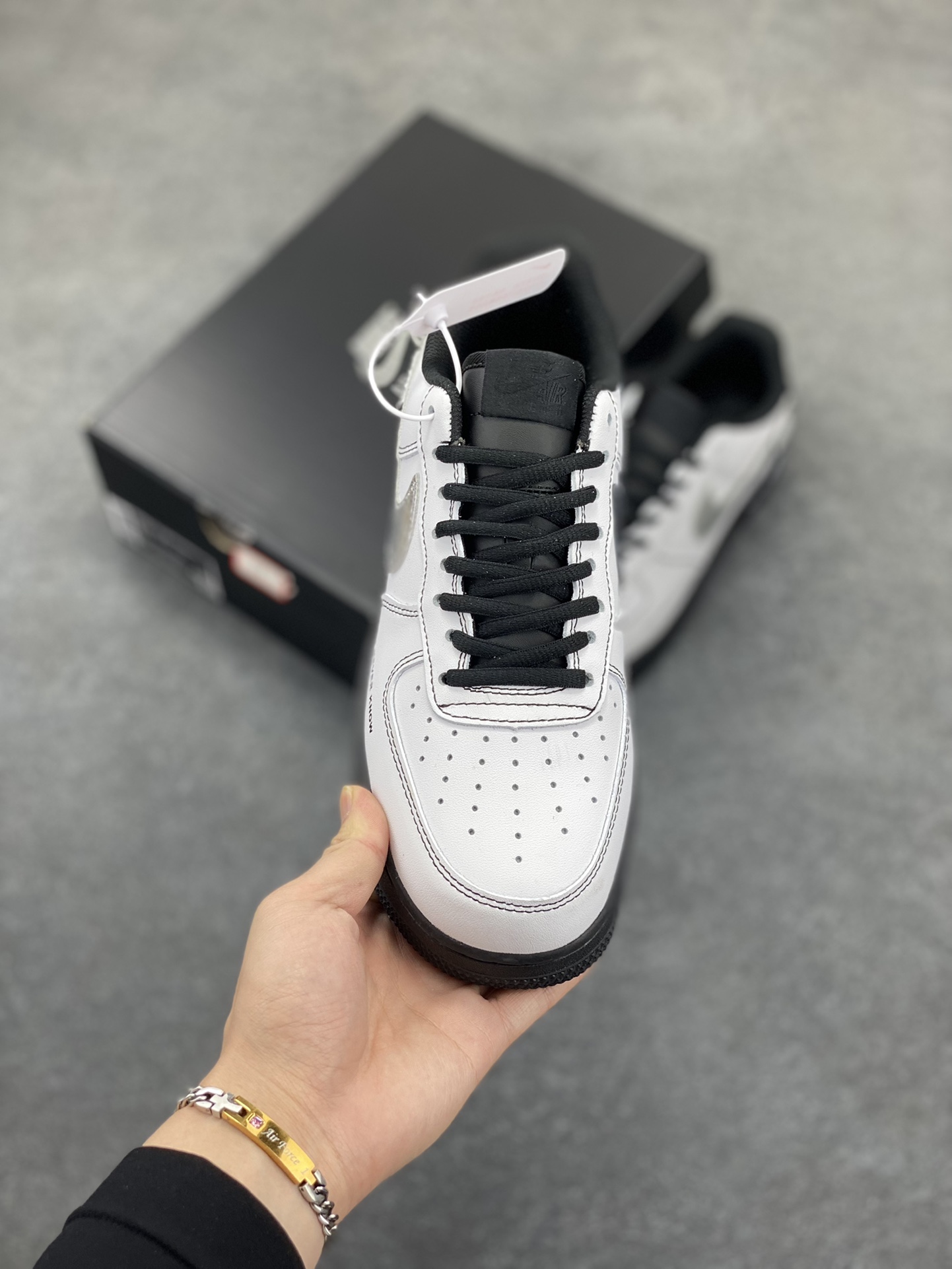 图片[2]-Nike Air Force 1 Low 空军一号低帮百搭休闲运动板鞋。柔软、弹性十足的缓震性能和出色的中底设计，横跨复古与现代的外型结合，造就出风靡全球三十多年的Force 1，直到今天还深受青睐。 货号：CW2288-001 尺码：36 36.5 37.5 38 38.5 39 40 40.5 41 42 42.5 43 44 44.5 45-选品中心