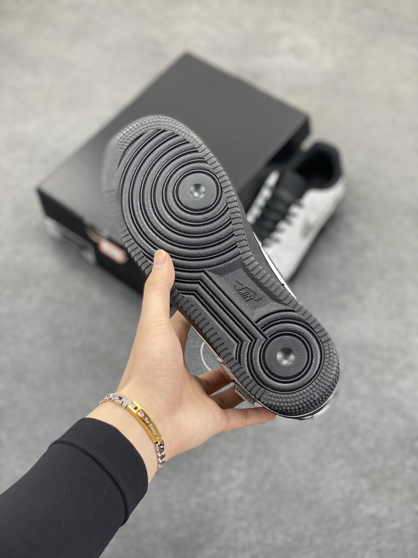 图片[5]-Nike Air Force 1 Low 空军一号低帮百搭休闲运动板鞋。柔软、弹性十足的缓震性能和出色的中底设计，横跨复古与现代的外型结合，造就出风靡全球三十多年的Force 1，直到今天还深受青睐。 货号：CW2288-001 尺码：36 36.5 37.5 38 38.5 39 40 40.5 41 42 42.5 43 44 44.5 45-选品中心