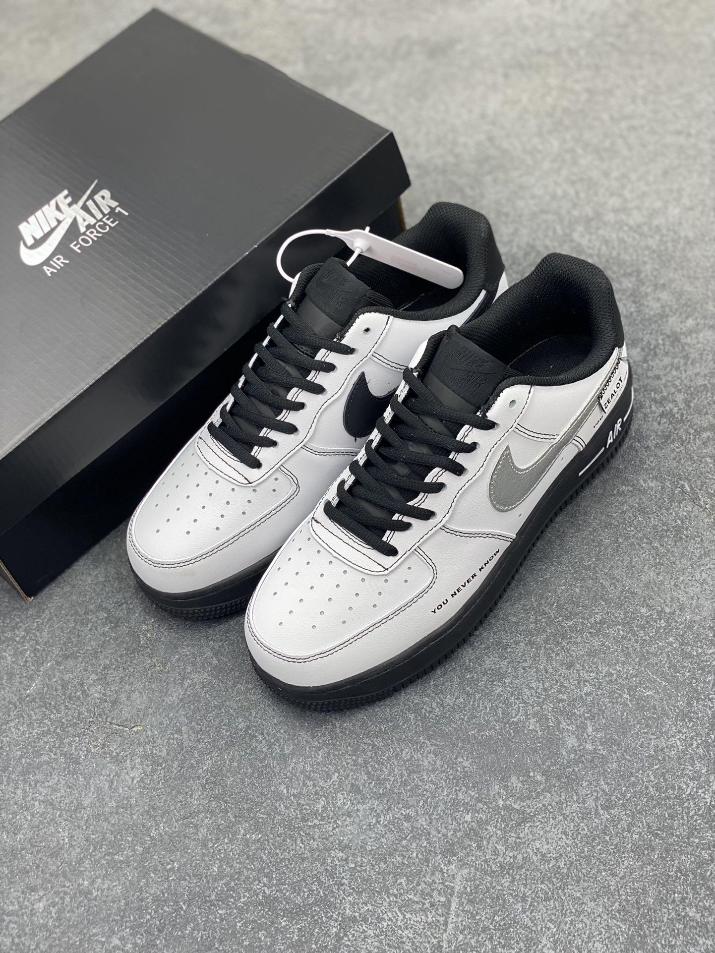 图片[8]-Nike Air Force 1 Low 空军一号低帮百搭休闲运动板鞋。柔软、弹性十足的缓震性能和出色的中底设计，横跨复古与现代的外型结合，造就出风靡全球三十多年的Force 1，直到今天还深受青睐。 货号：CW2288-001 尺码：36 36.5 37.5 38 38.5 39 40 40.5 41 42 42.5 43 44 44.5 45-选品中心