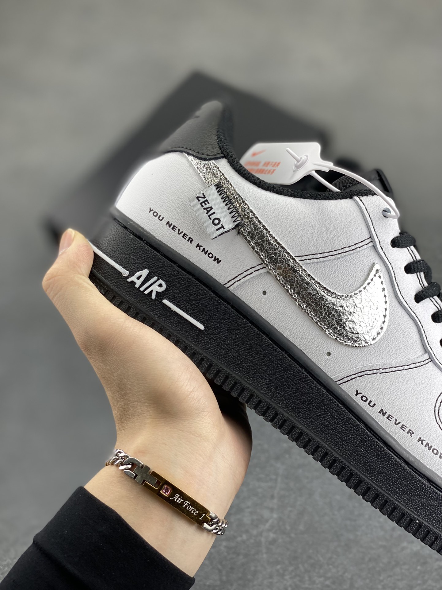 图片[6]-Nike Air Force 1 Low 空军一号低帮百搭休闲运动板鞋。柔软、弹性十足的缓震性能和出色的中底设计，横跨复古与现代的外型结合，造就出风靡全球三十多年的Force 1，直到今天还深受青睐。 货号：CW2288-001 尺码：36 36.5 37.5 38 38.5 39 40 40.5 41 42 42.5 43 44 44.5 45-选品中心