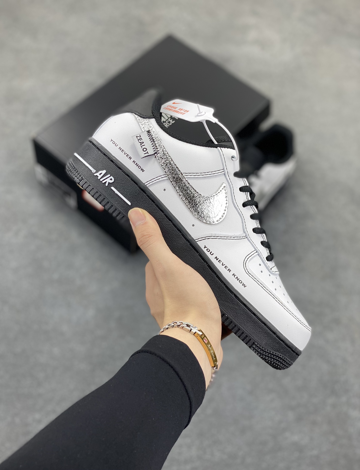 Nike Air Force 1 Low 空军一号低帮百搭休闲运动板鞋。柔软、弹性十足的缓震性能和出色的中底设计,横跨复古与现代的外型结合,造就出风靡全球三十多年的Force 1,直到今天还深受青睐。 货号:CW2288-001 尺码:36 36.5 37.5 38 38.5 39 40 40.5 41 42 42.5 43 44 44.5 45-选品中心
