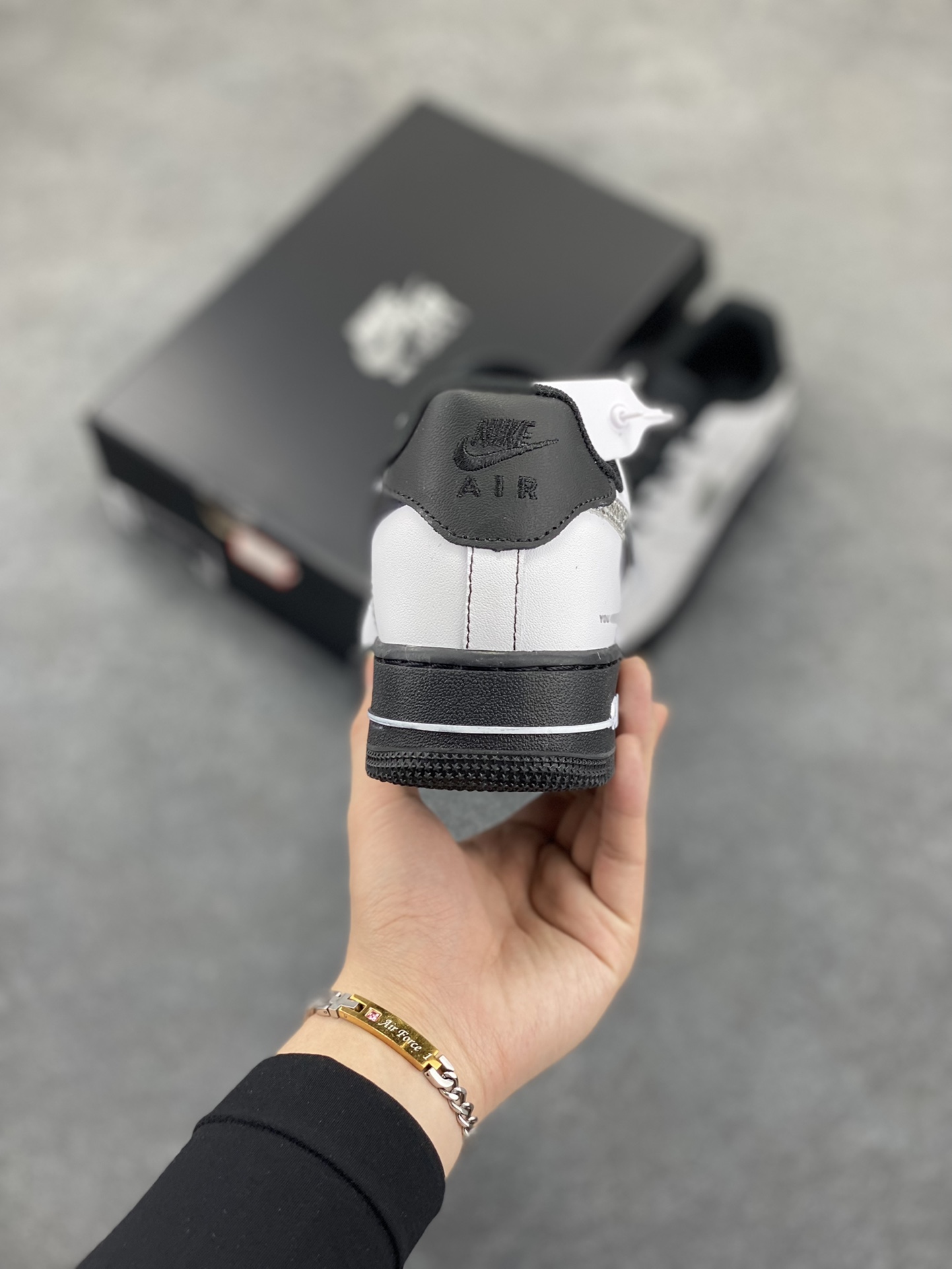 图片[4]-Nike Air Force 1 Low 空军一号低帮百搭休闲运动板鞋。柔软、弹性十足的缓震性能和出色的中底设计，横跨复古与现代的外型结合，造就出风靡全球三十多年的Force 1，直到今天还深受青睐。 货号：CW2288-001 尺码：36 36.5 37.5 38 38.5 39 40 40.5 41 42 42.5 43 44 44.5 45-选品中心