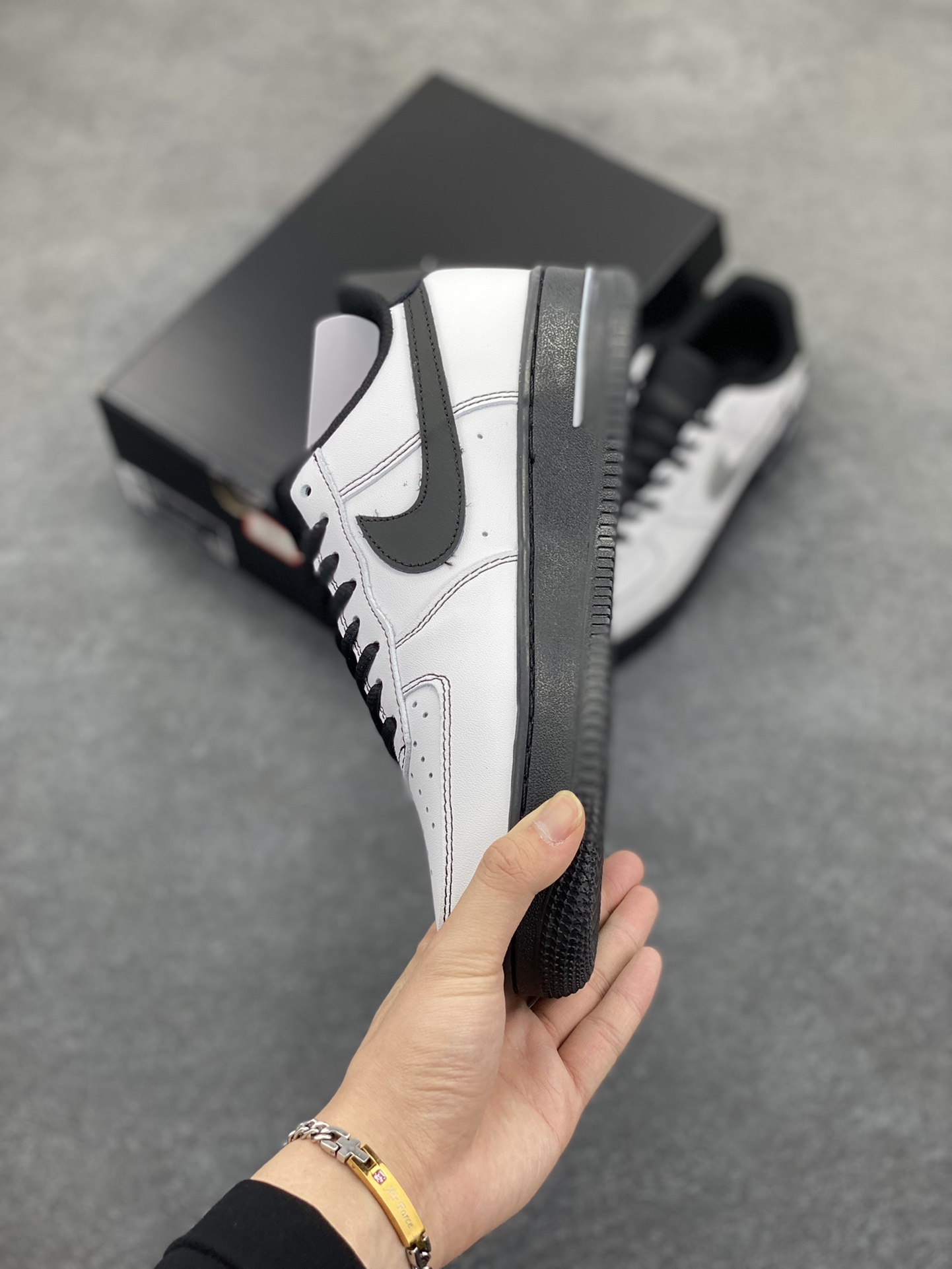 图片[3]-Nike Air Force 1 Low 空军一号低帮百搭休闲运动板鞋。柔软、弹性十足的缓震性能和出色的中底设计，横跨复古与现代的外型结合，造就出风靡全球三十多年的Force 1，直到今天还深受青睐。 货号：CW2288-001 尺码：36 36.5 37.5 38 38.5 39 40 40.5 41 42 42.5 43 44 44.5 45-选品中心
