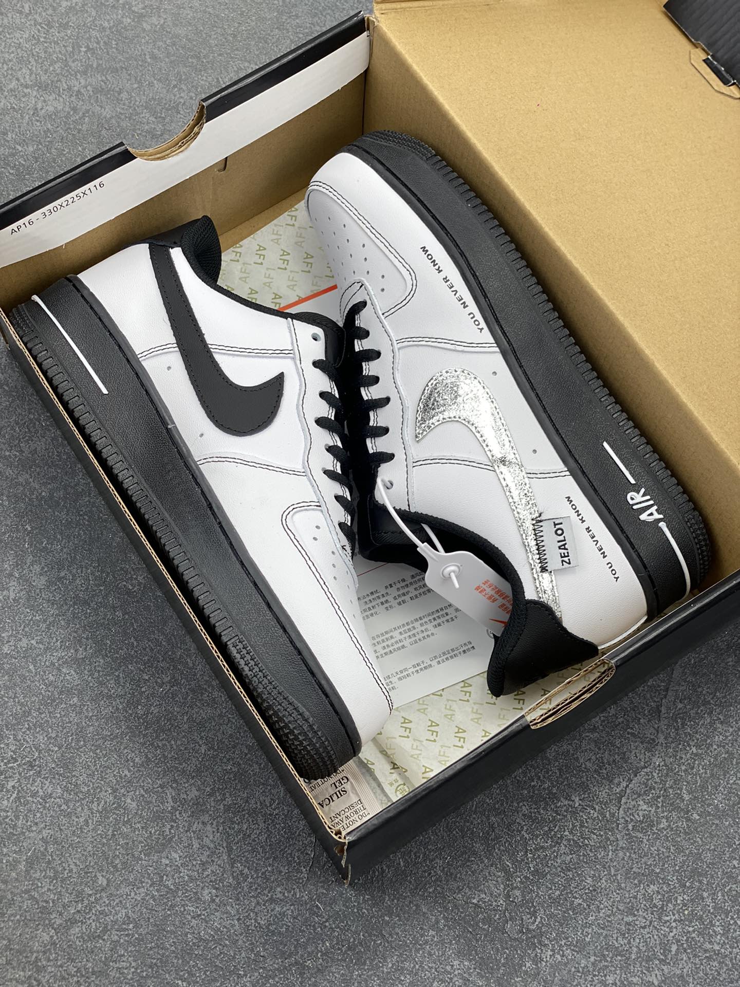 图片[9]-Nike Air Force 1 Low 空军一号低帮百搭休闲运动板鞋。柔软、弹性十足的缓震性能和出色的中底设计，横跨复古与现代的外型结合，造就出风靡全球三十多年的Force 1，直到今天还深受青睐。 货号：CW2288-001 尺码：36 36.5 37.5 38 38.5 39 40 40.5 41 42 42.5 43 44 44.5 45-选品中心