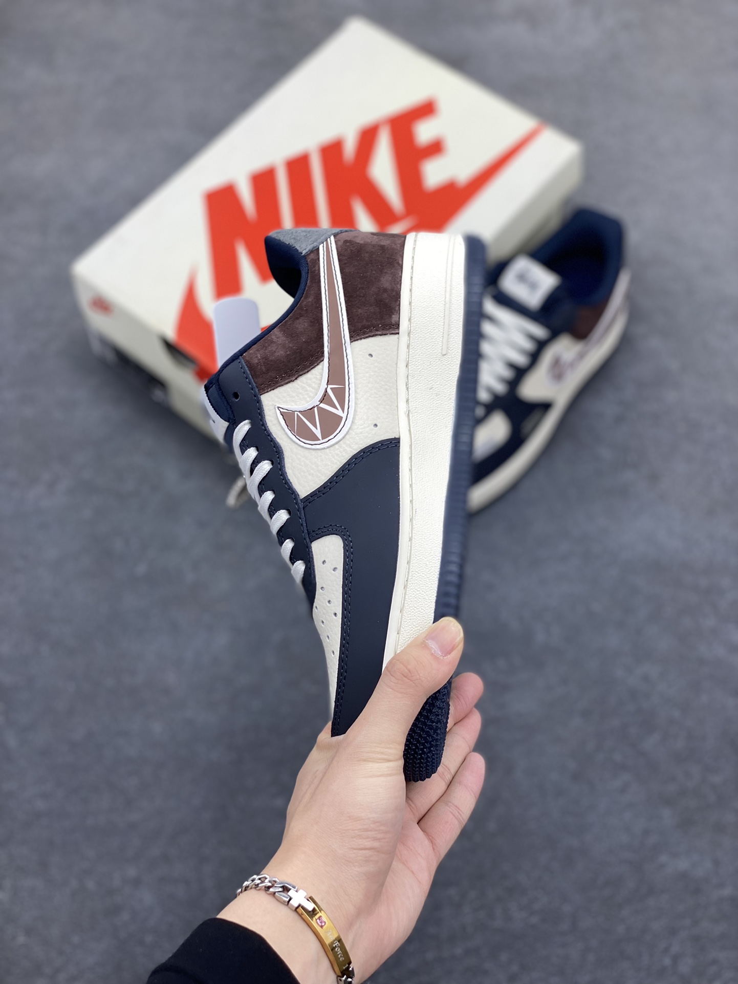 图片[3]-NIke Air Force 1 \’07 Low “斯图西联名——白蓝巧克力”空军一号 低帮 运动鞋 休闲鞋 折边针车 工艺难度大 原楦头原纸板 原装鞋盒 定制五金配件 内置全掌气垫 原厂鞋底 货号：KK1988-061 尺码：36 36.5 37.5 38 38.5 39 40 40.5 41 42 42.5 43 44 44.5 45-选品中心