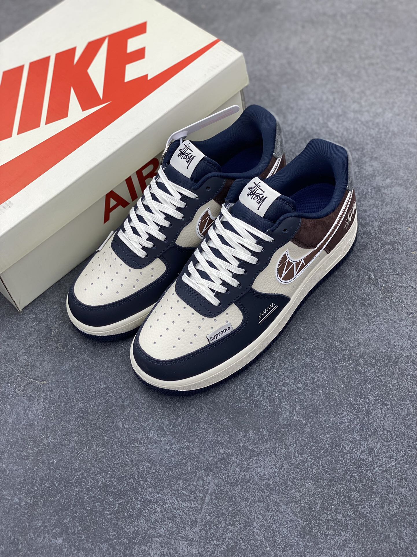 图片[8]-NIke Air Force 1 \’07 Low “斯图西联名——白蓝巧克力”空军一号 低帮 运动鞋 休闲鞋 折边针车 工艺难度大 原楦头原纸板 原装鞋盒 定制五金配件 内置全掌气垫 原厂鞋底 货号：KK1988-061 尺码：36 36.5 37.5 38 38.5 39 40 40.5 41 42 42.5 43 44 44.5 45-选品中心