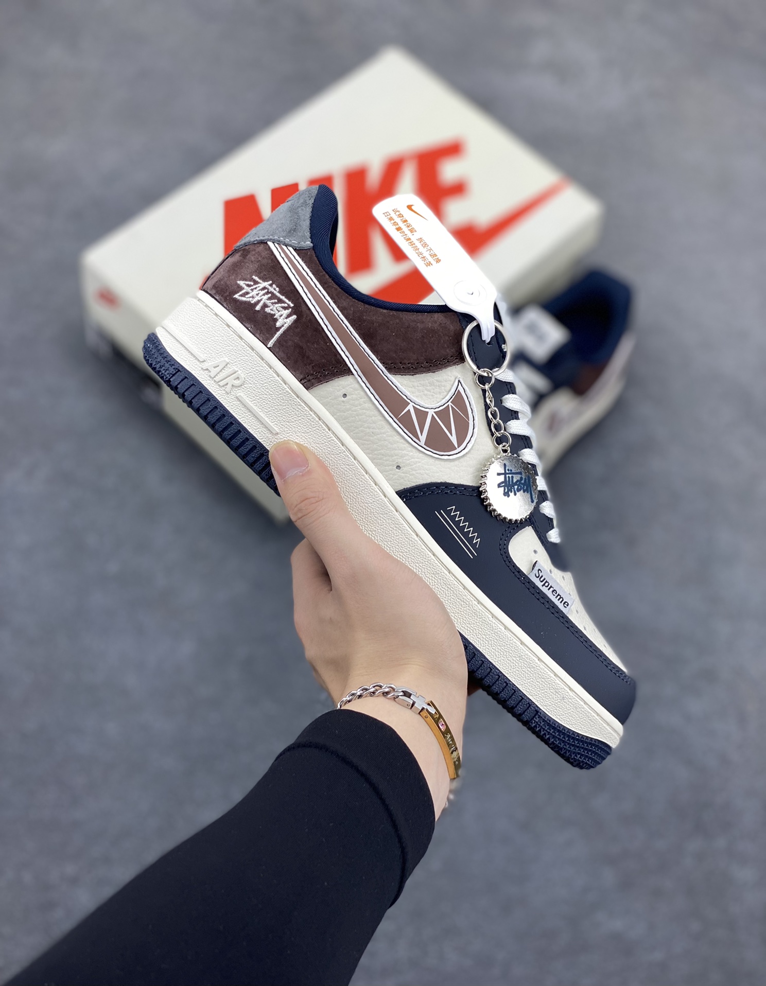 NIke Air Force 1 \’07 Low “斯图西联名——白蓝巧克力”空军一号 低帮 运动鞋 休闲鞋 折边针车 工艺难度大 原楦头原纸板 原装鞋盒 定制五金配件 内置全掌气垫 原厂鞋底 货号:KK1988-061 尺码:36 36.5 37.5 38 38.5 39 40 40.5 41 42 42.5 43 44 44.5 45-选品中心