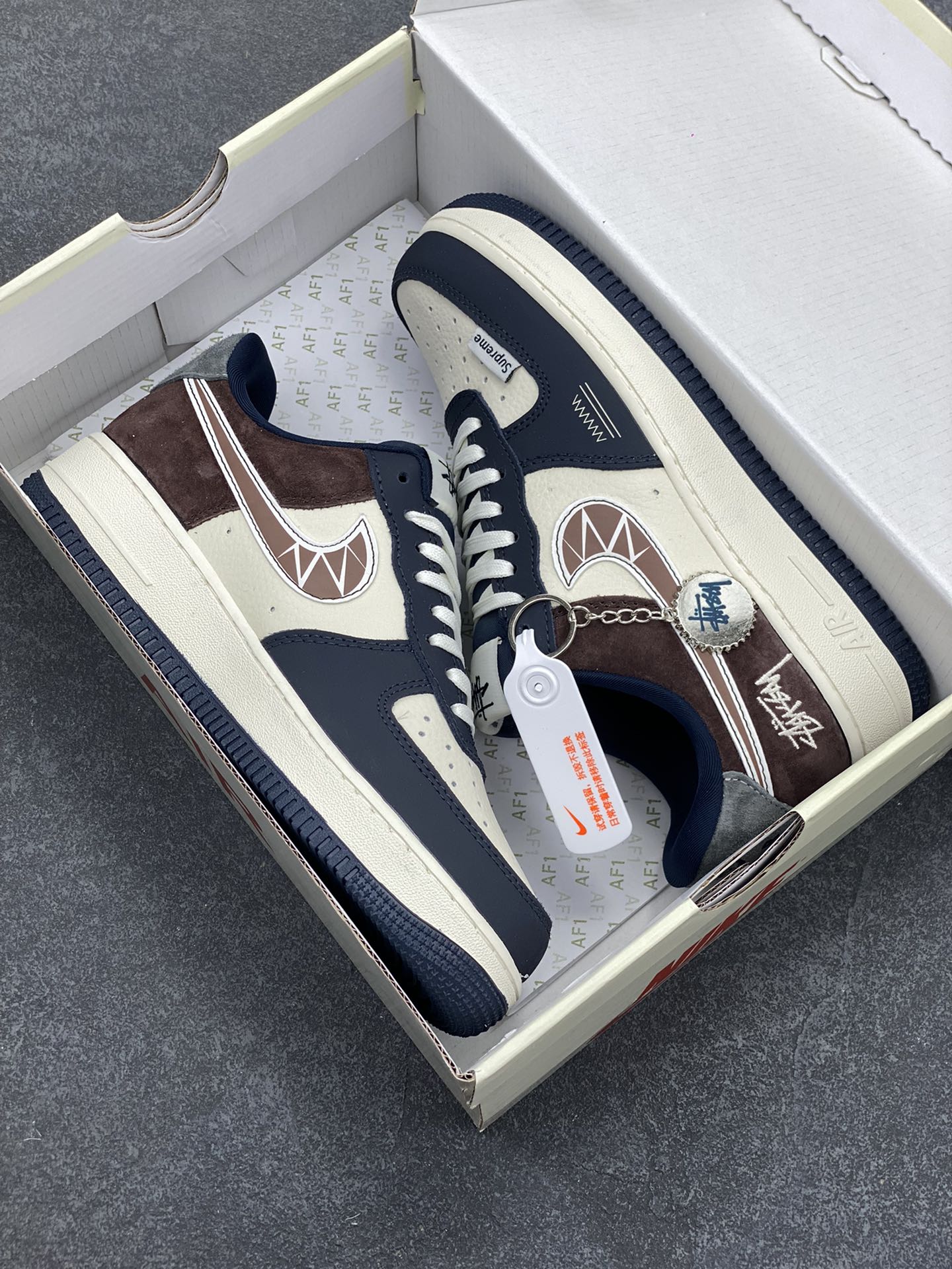 图片[9]-NIke Air Force 1 \’07 Low “斯图西联名——白蓝巧克力”空军一号 低帮 运动鞋 休闲鞋 折边针车 工艺难度大 原楦头原纸板 原装鞋盒 定制五金配件 内置全掌气垫 原厂鞋底 货号：KK1988-061 尺码：36 36.5 37.5 38 38.5 39 40 40.5 41 42 42.5 43 44 44.5 45-选品中心