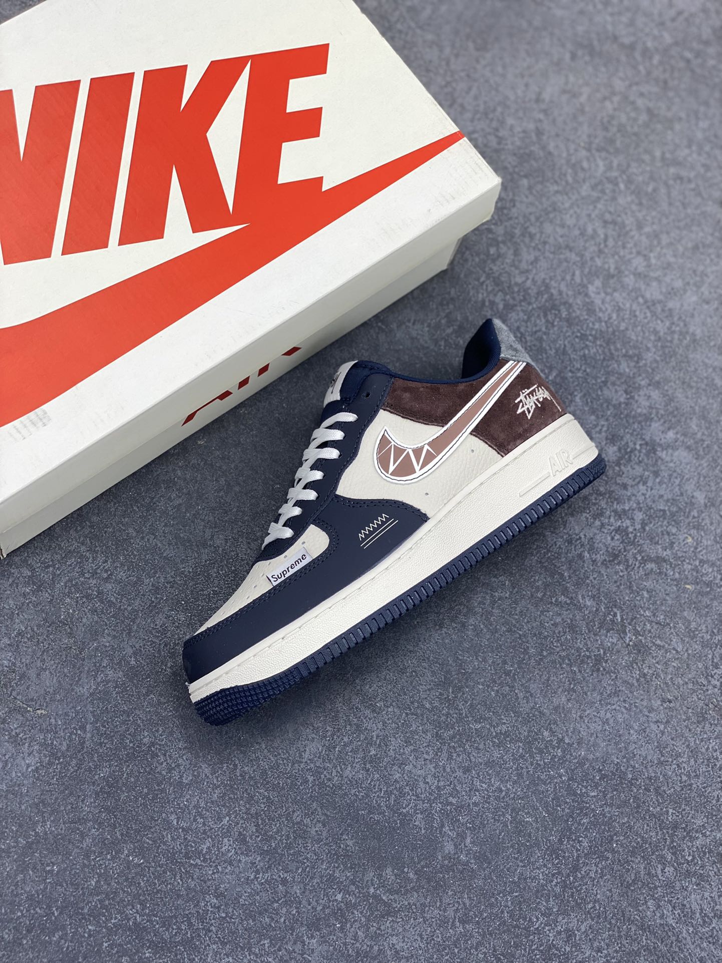 图片[7]-NIke Air Force 1 \’07 Low “斯图西联名——白蓝巧克力”空军一号 低帮 运动鞋 休闲鞋 折边针车 工艺难度大 原楦头原纸板 原装鞋盒 定制五金配件 内置全掌气垫 原厂鞋底 货号：KK1988-061 尺码：36 36.5 37.5 38 38.5 39 40 40.5 41 42 42.5 43 44 44.5 45-选品中心