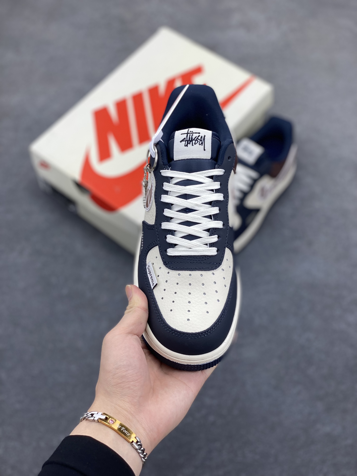 图片[2]-NIke Air Force 1 \’07 Low “斯图西联名——白蓝巧克力”空军一号 低帮 运动鞋 休闲鞋 折边针车 工艺难度大 原楦头原纸板 原装鞋盒 定制五金配件 内置全掌气垫 原厂鞋底 货号：KK1988-061 尺码：36 36.5 37.5 38 38.5 39 40 40.5 41 42 42.5 43 44 44.5 45-选品中心