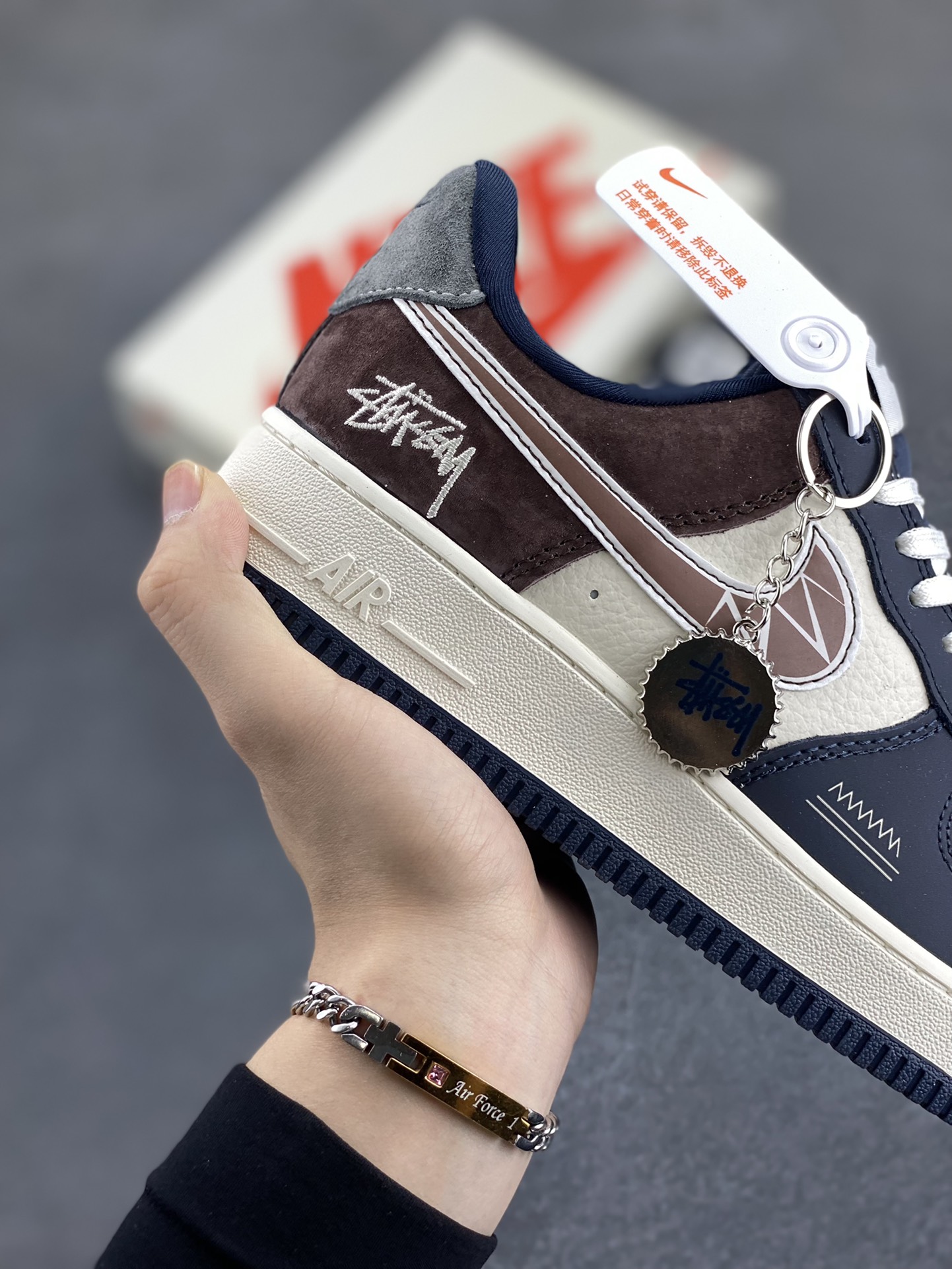 图片[6]-NIke Air Force 1 \’07 Low “斯图西联名——白蓝巧克力”空军一号 低帮 运动鞋 休闲鞋 折边针车 工艺难度大 原楦头原纸板 原装鞋盒 定制五金配件 内置全掌气垫 原厂鞋底 货号：KK1988-061 尺码：36 36.5 37.5 38 38.5 39 40 40.5 41 42 42.5 43 44 44.5 45-选品中心